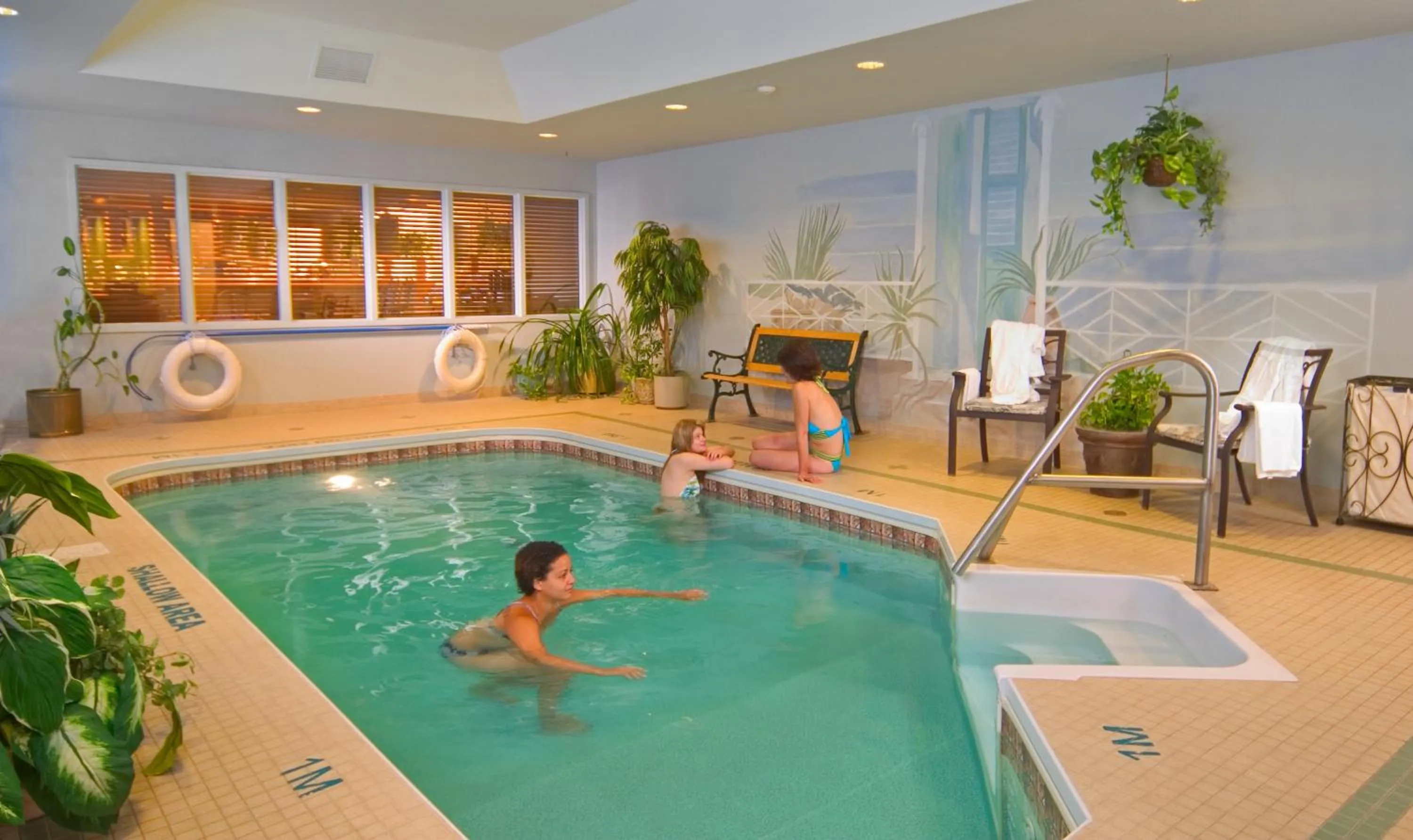 Swimming pool in Stone Gate Inn