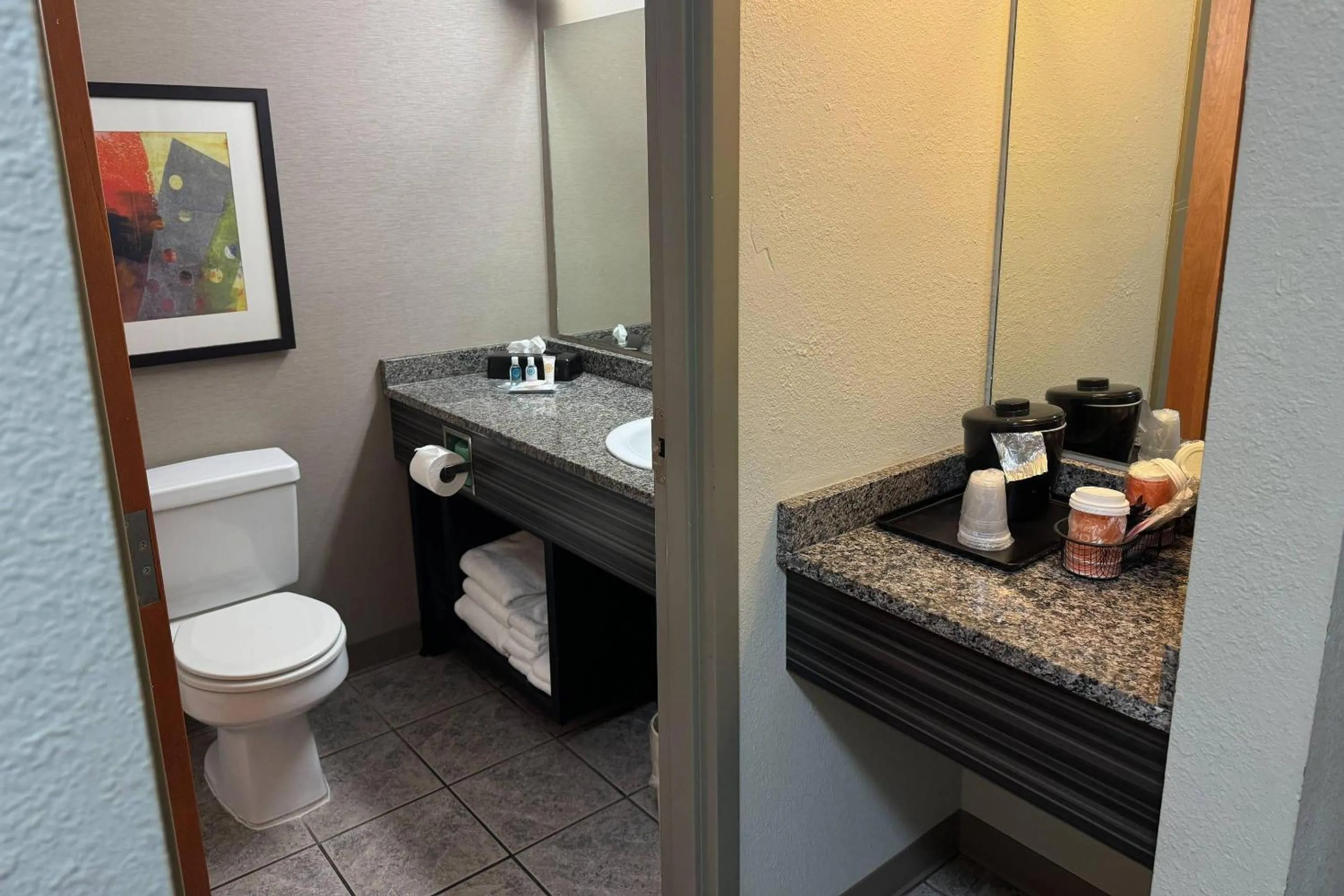 Bedroom in Comfort Inn Huntington near University area