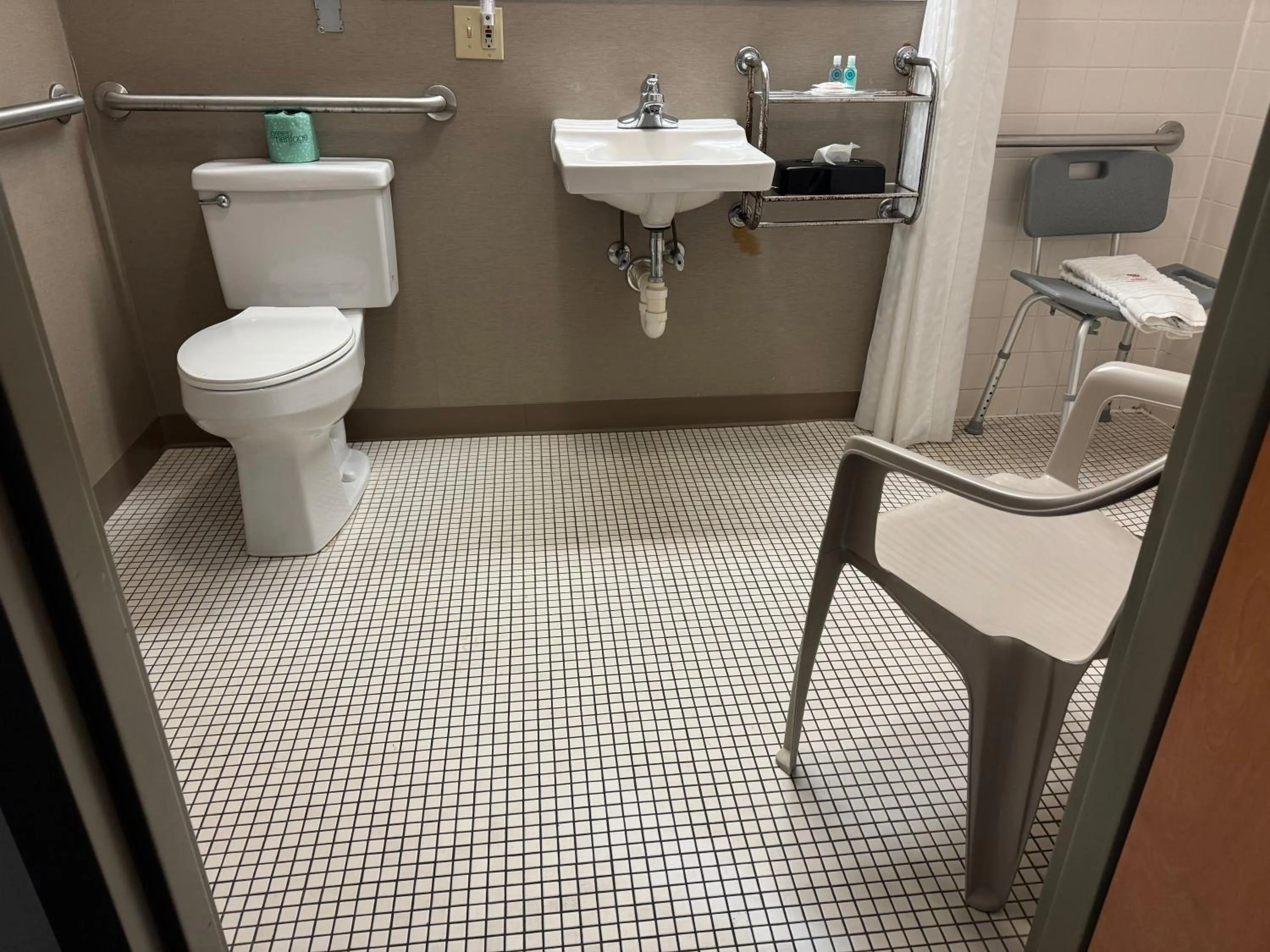 Bathroom in Comfort Inn Huntington near University area