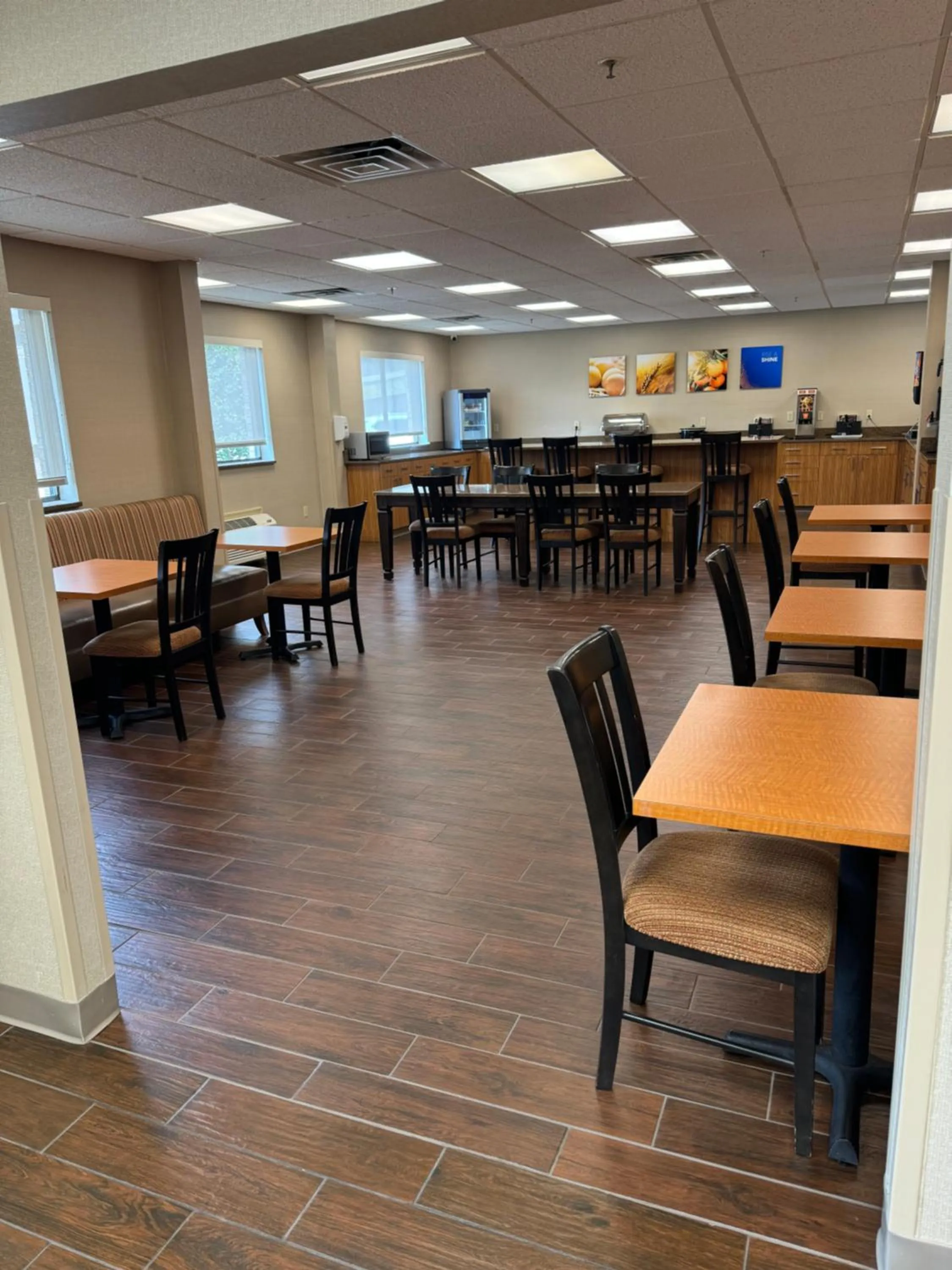 Breakfast in Comfort Inn Huntington near University area