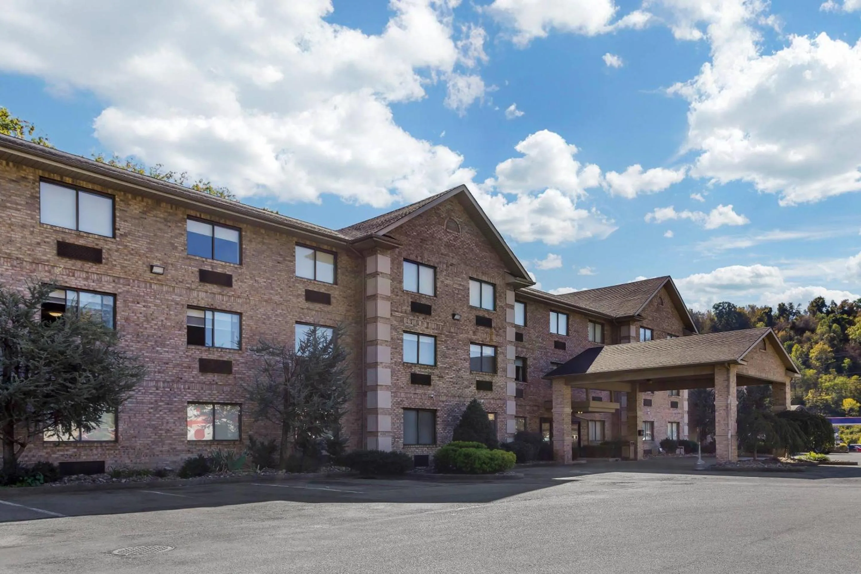 Property building in Comfort Inn Huntington near University area