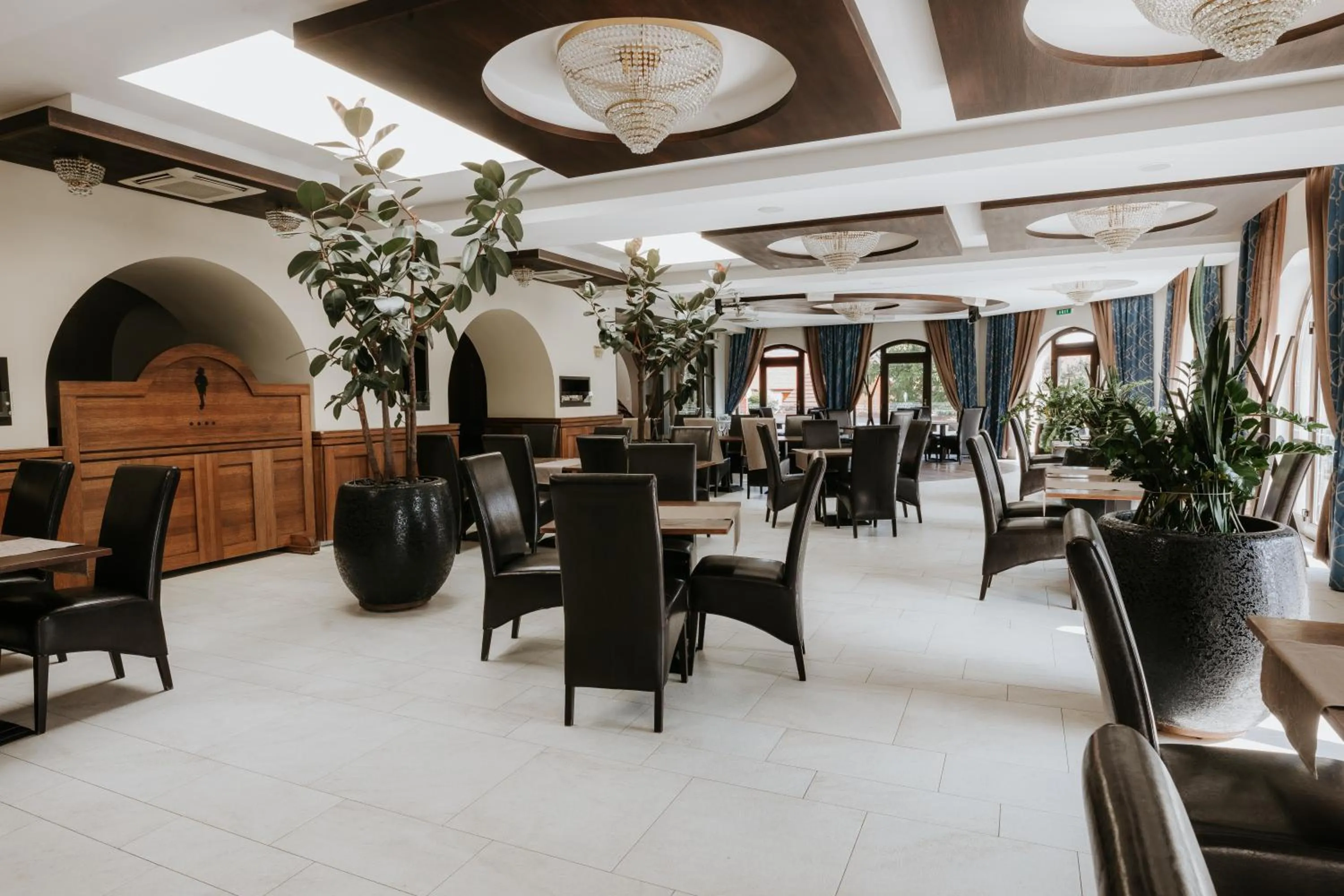 Restaurant/places to eat in Hotel Bonaparte