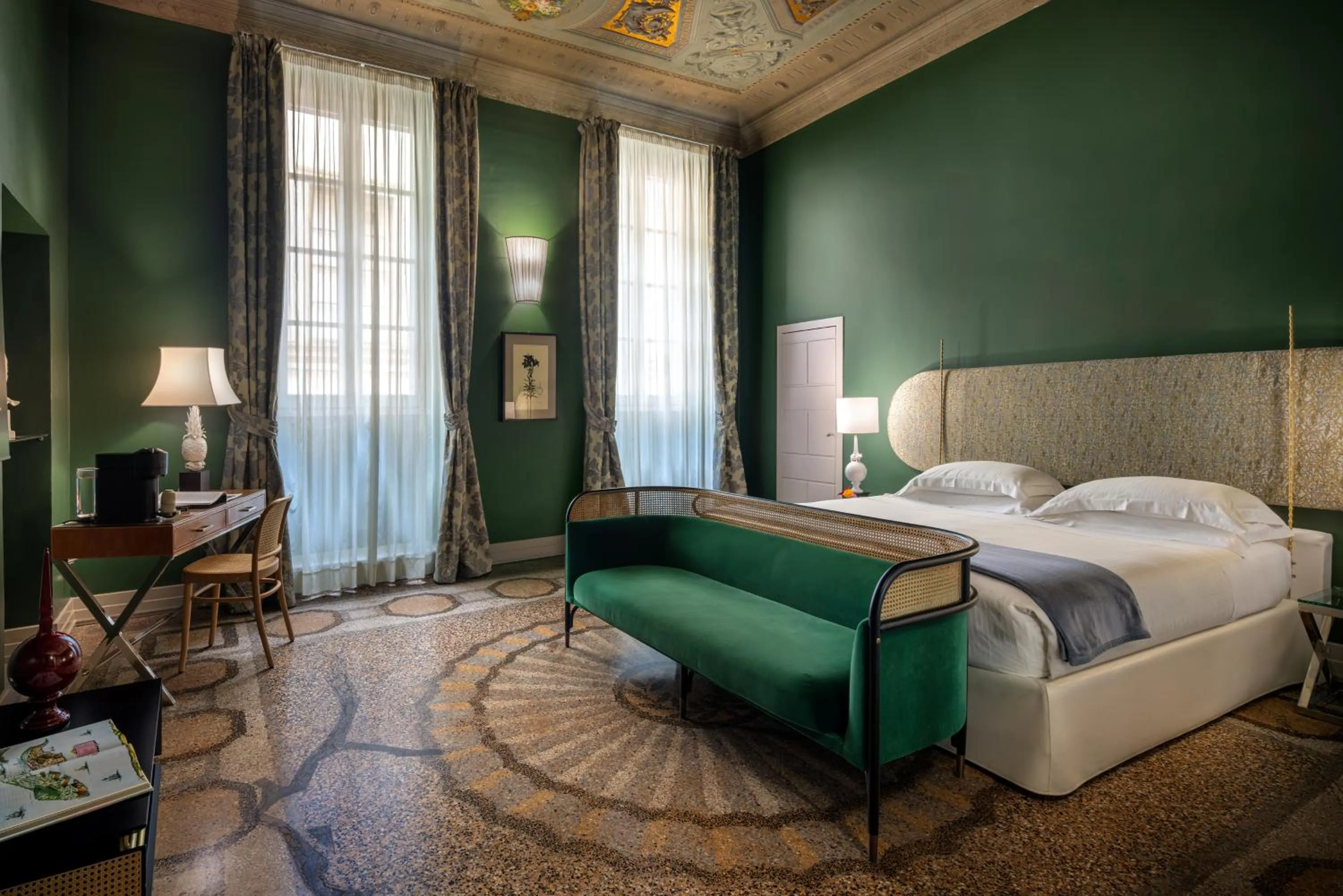 Photo of the whole room, Bed in Hotel Number Nine