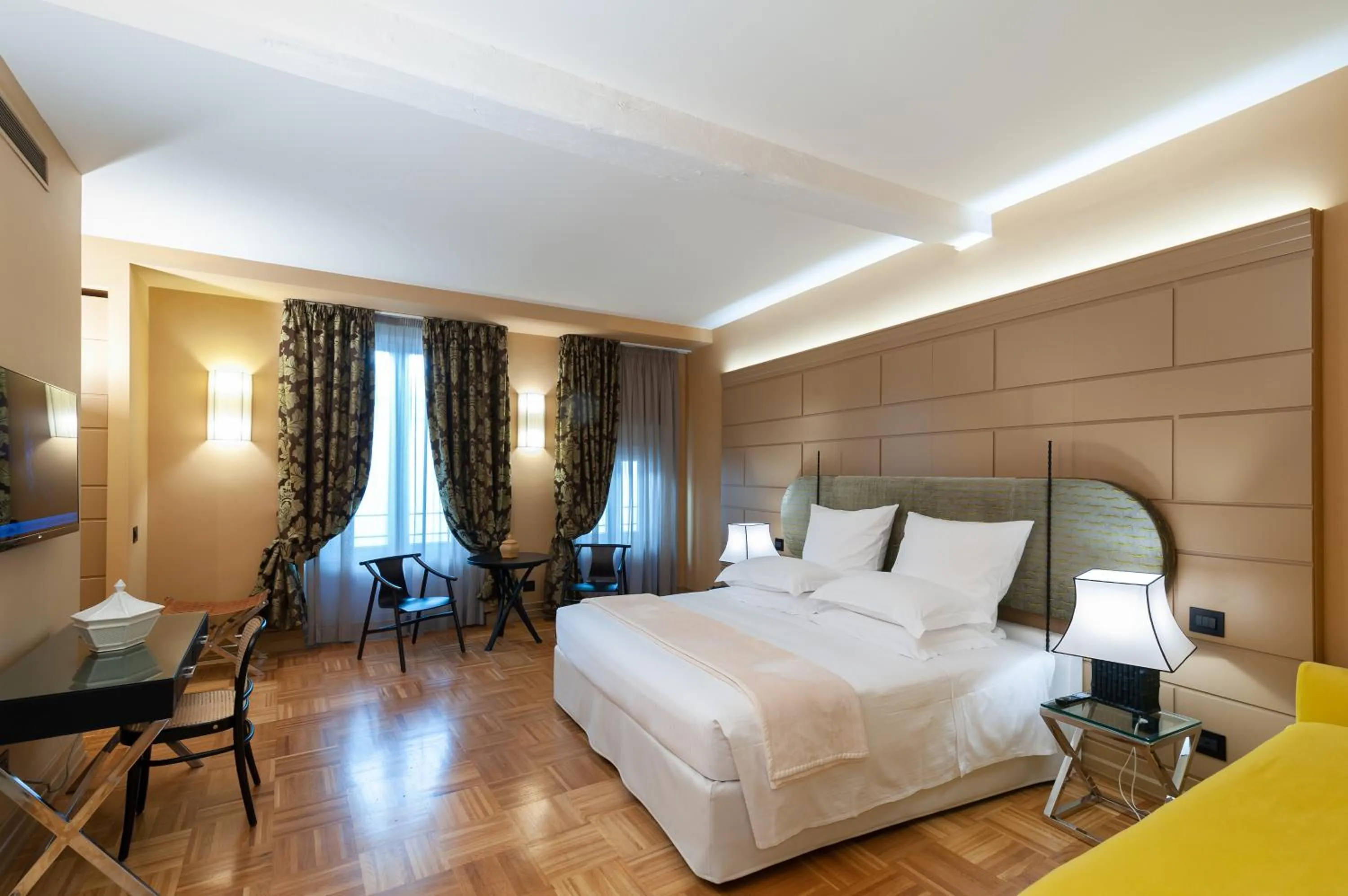 Bedroom, Bed in Hotel Number Nine