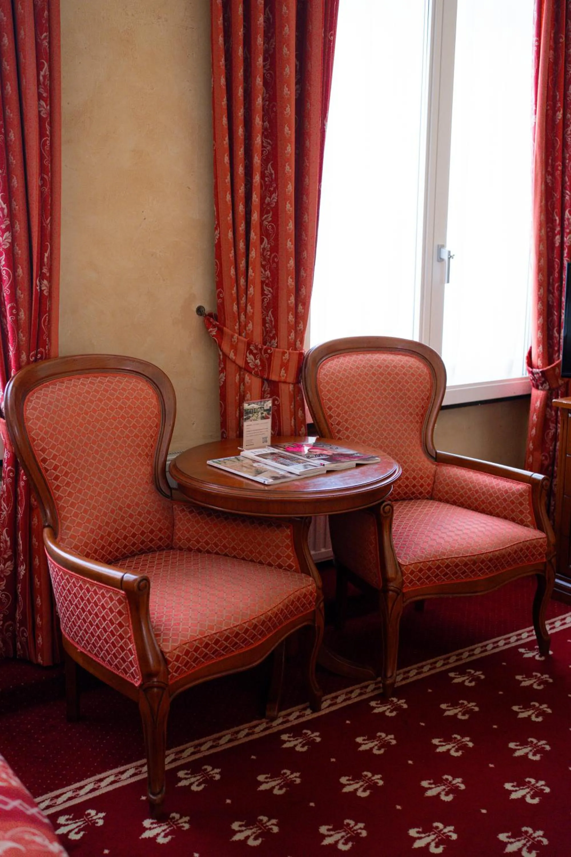 Seating area in Hotel Botticelli