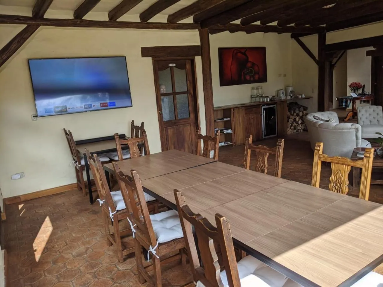 Communal lounge/ TV room in Ilatoa Lodge