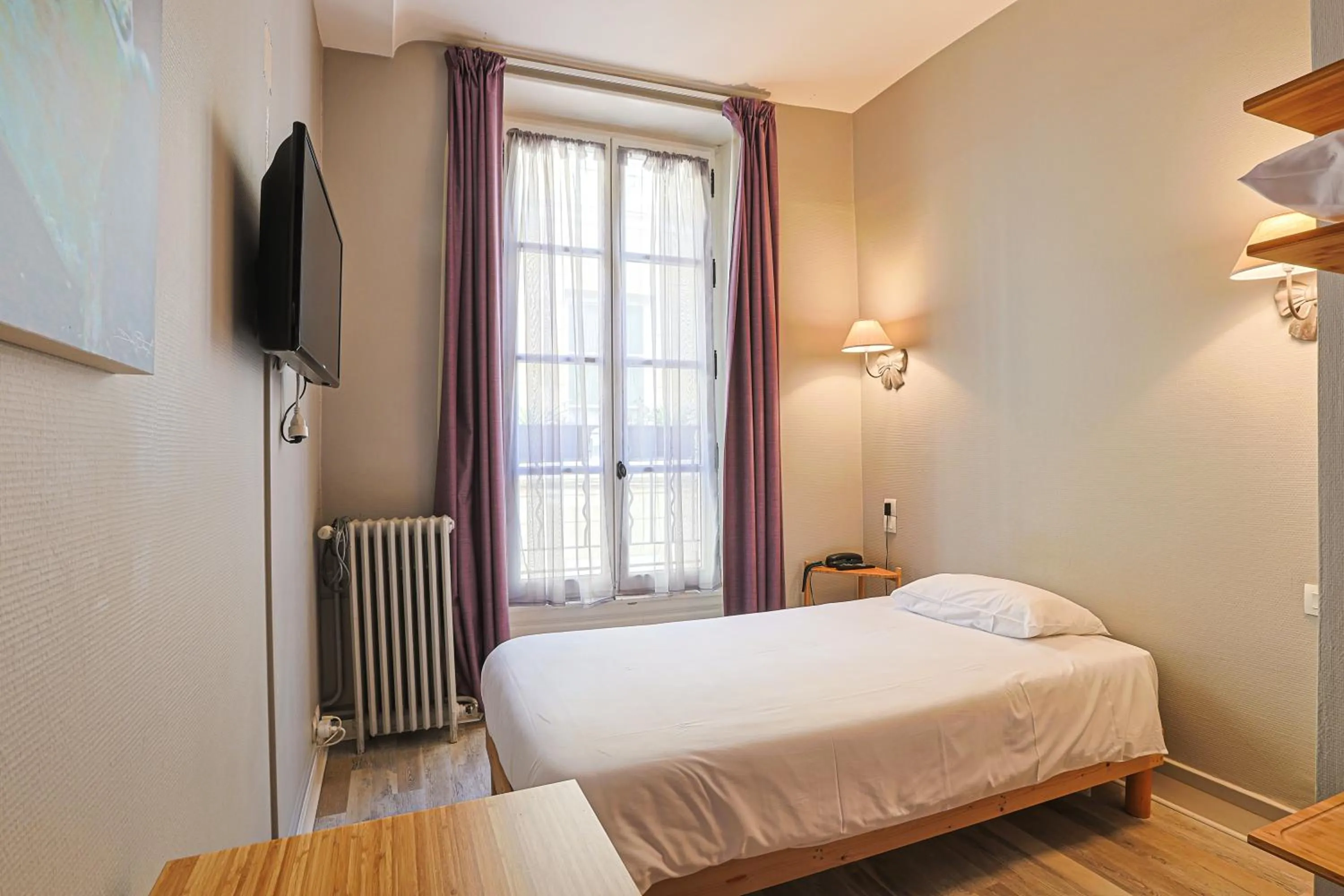 Photo of the whole room, Bed in Hôtel François d'O