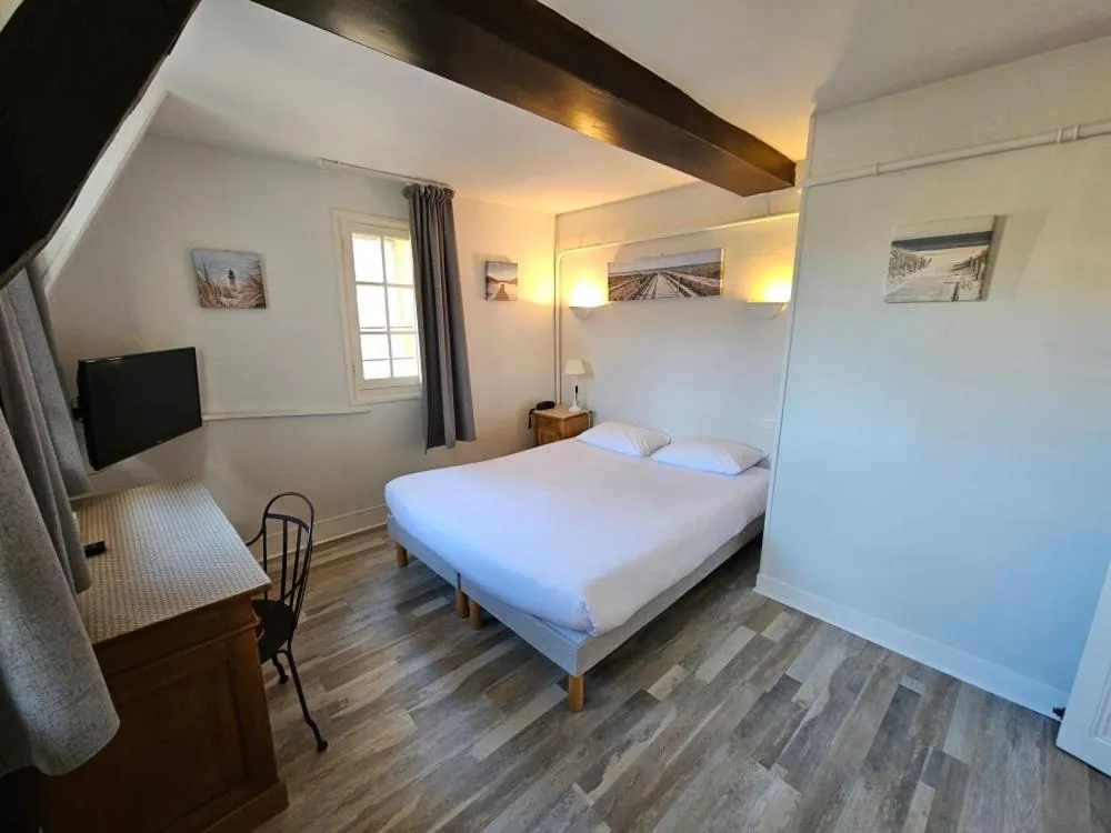 Photo of the whole room, Bed in Hôtel François d'O