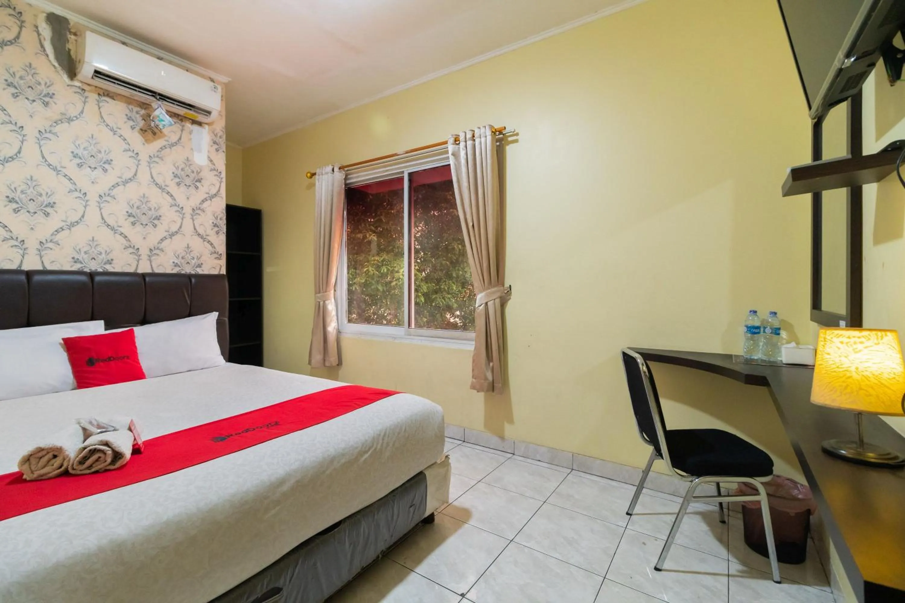 Bedroom, Bed in RedDoorz near Tomang 2