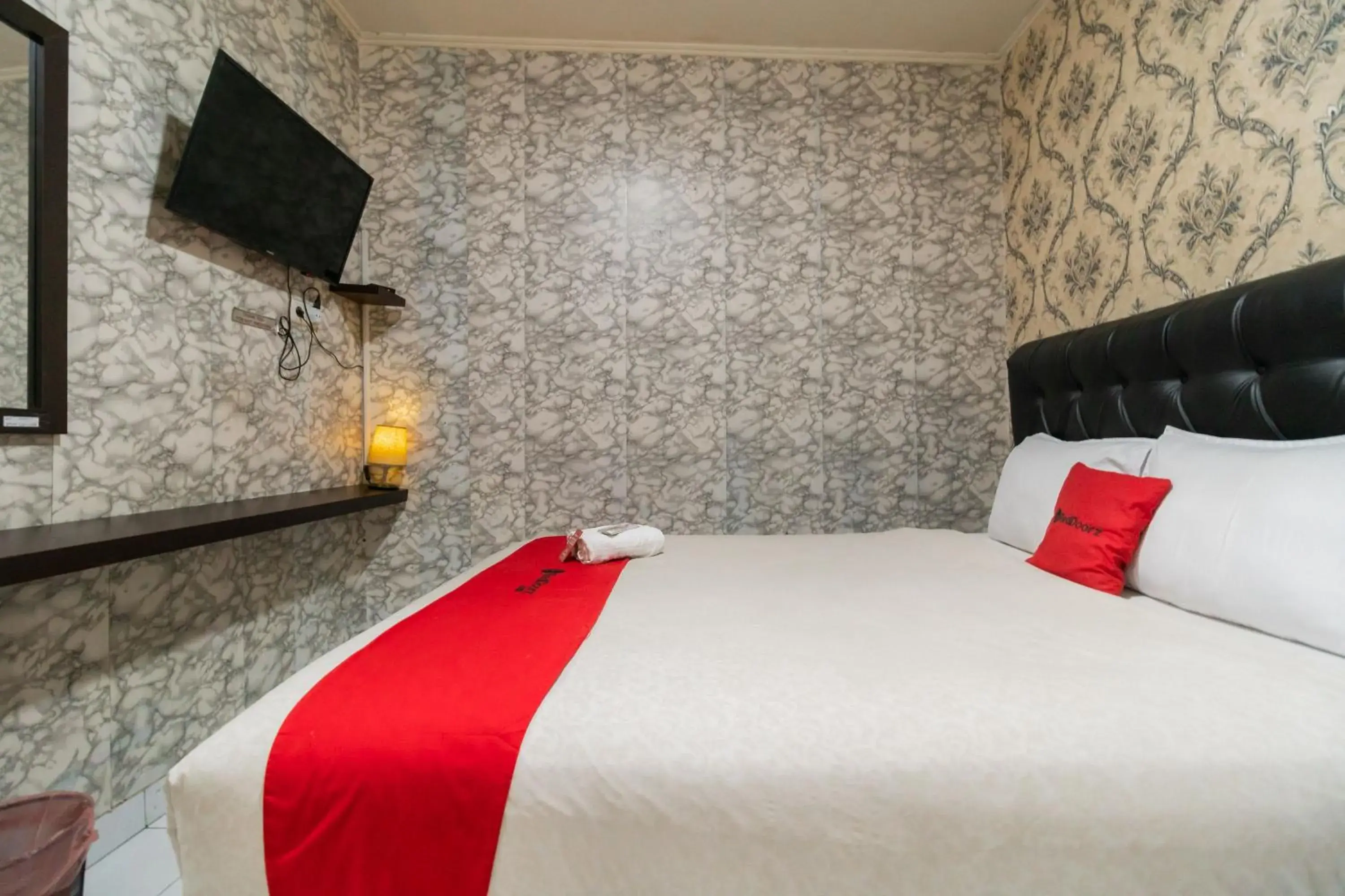 Double Room in RedDoorz near Tomang 2 Double Room in RedDoorz near Tomang 2