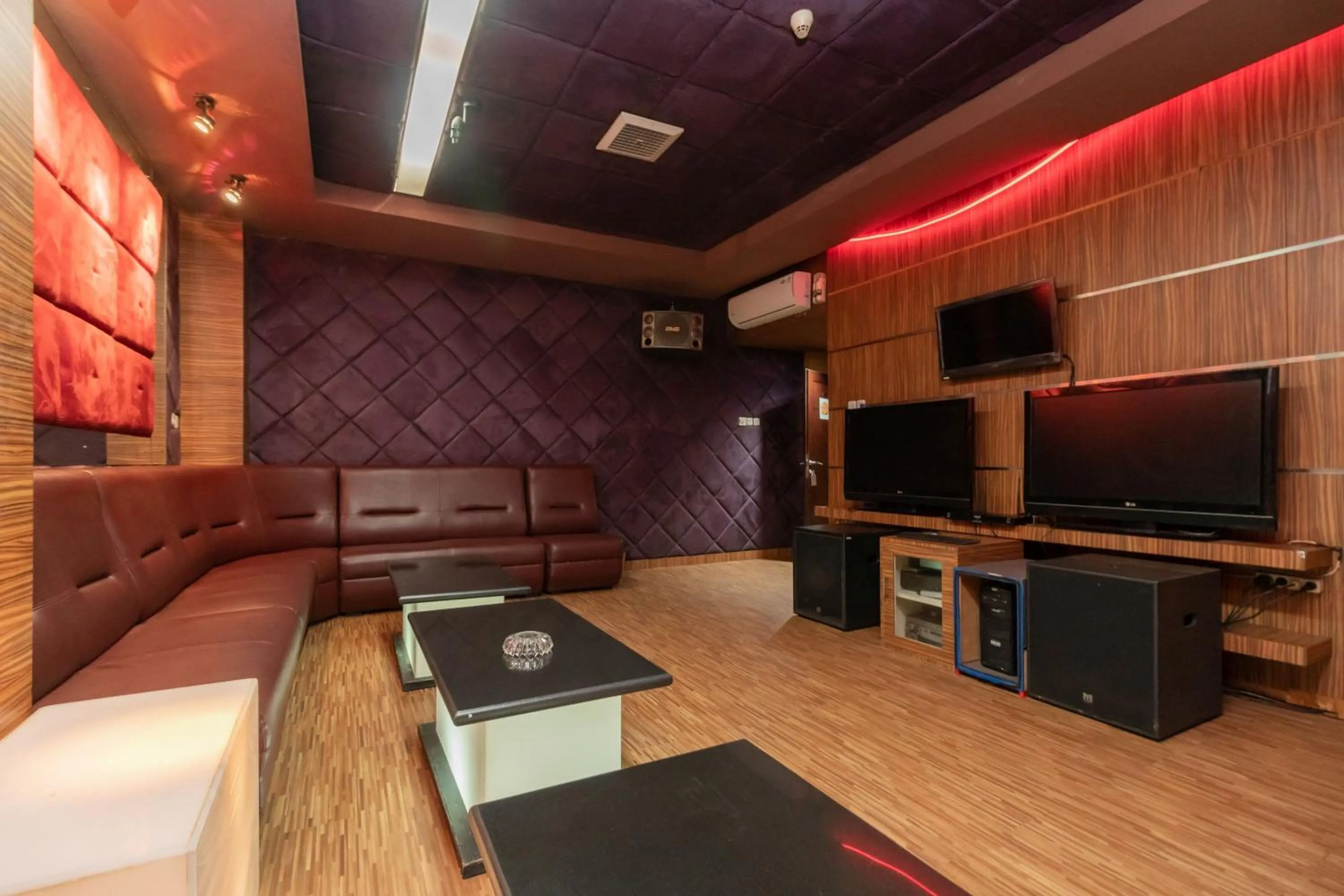 Communal lounge/ TV room in RedDoorz at Jalan Gunung Sahari