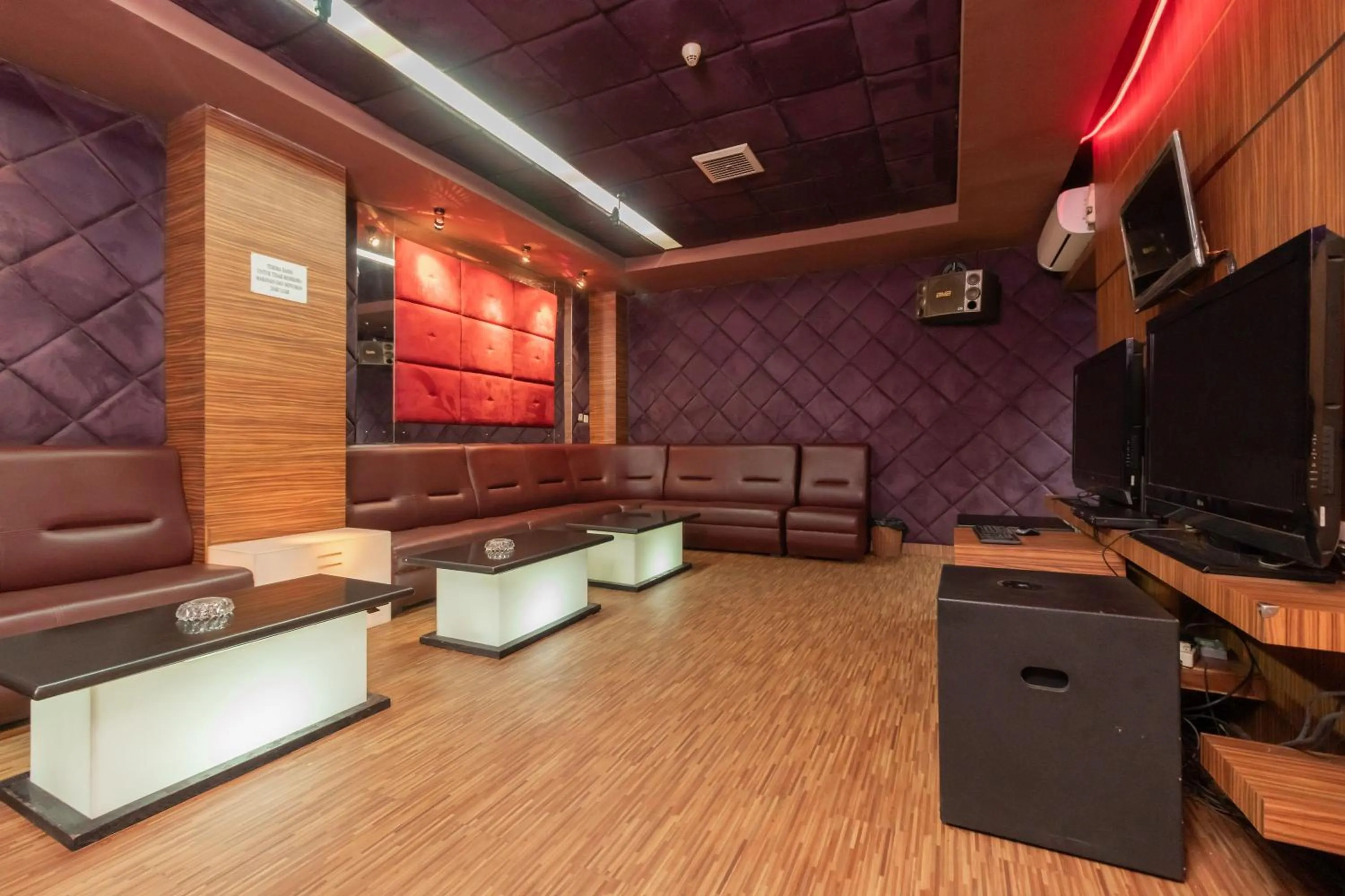 Communal lounge/ TV room in RedDoorz at Jalan Gunung Sahari