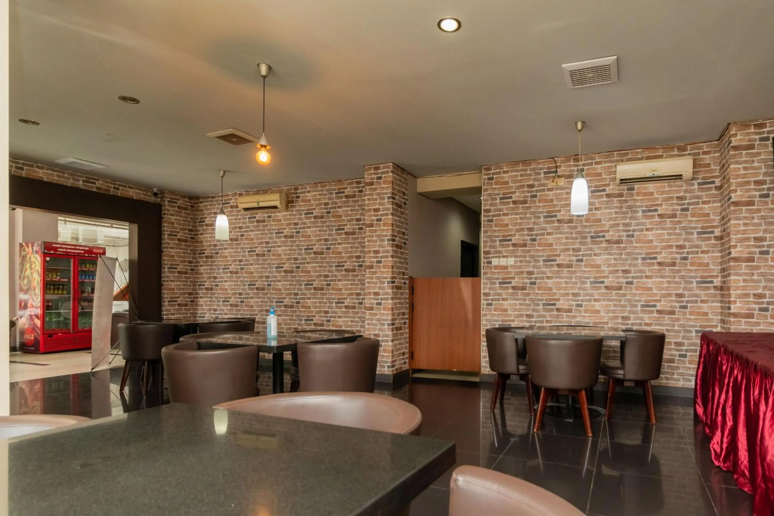 Restaurant/places to eat in RedDoorz at Jalan Gunung Sahari