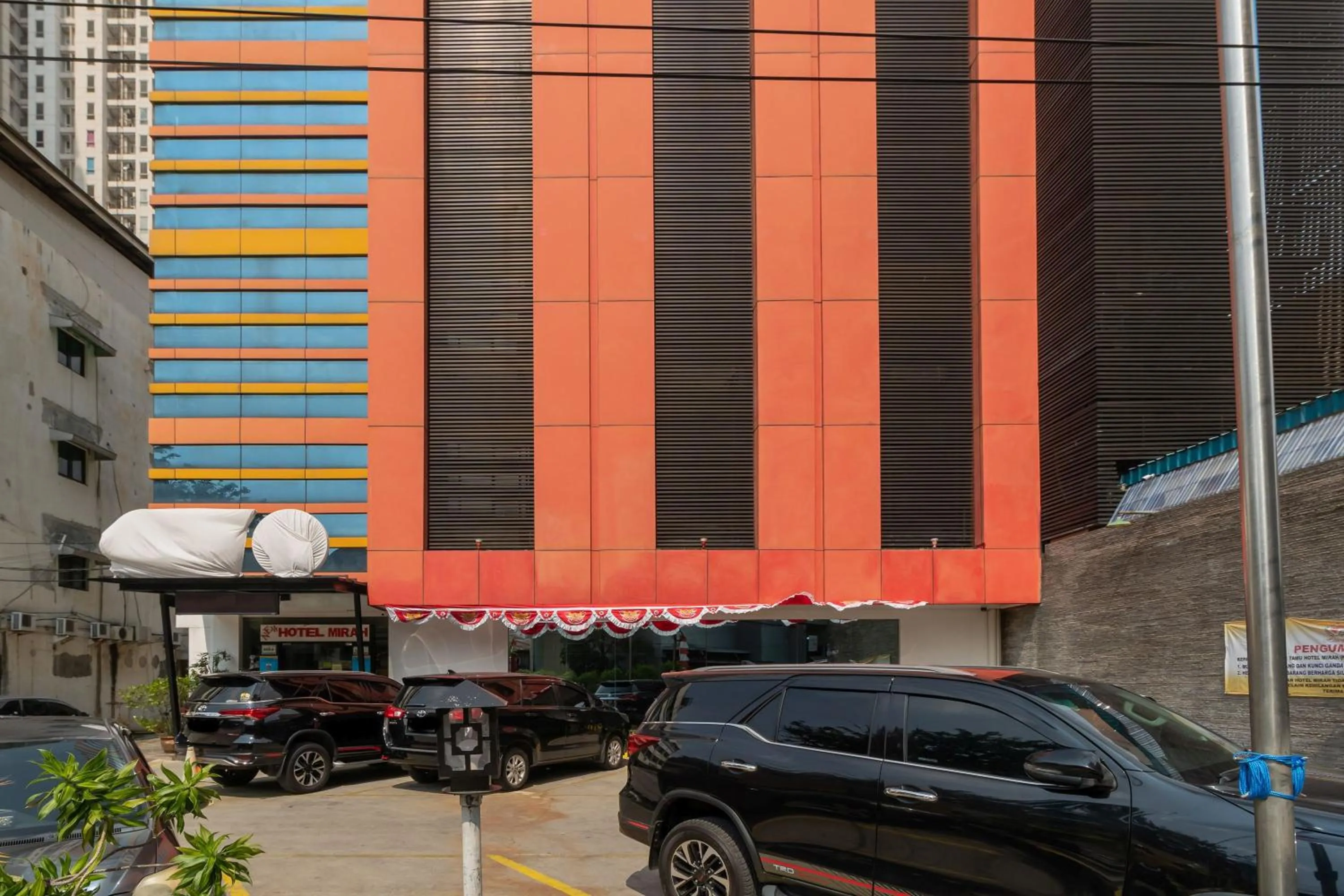 Property building in RedDoorz at Jalan Gunung Sahari