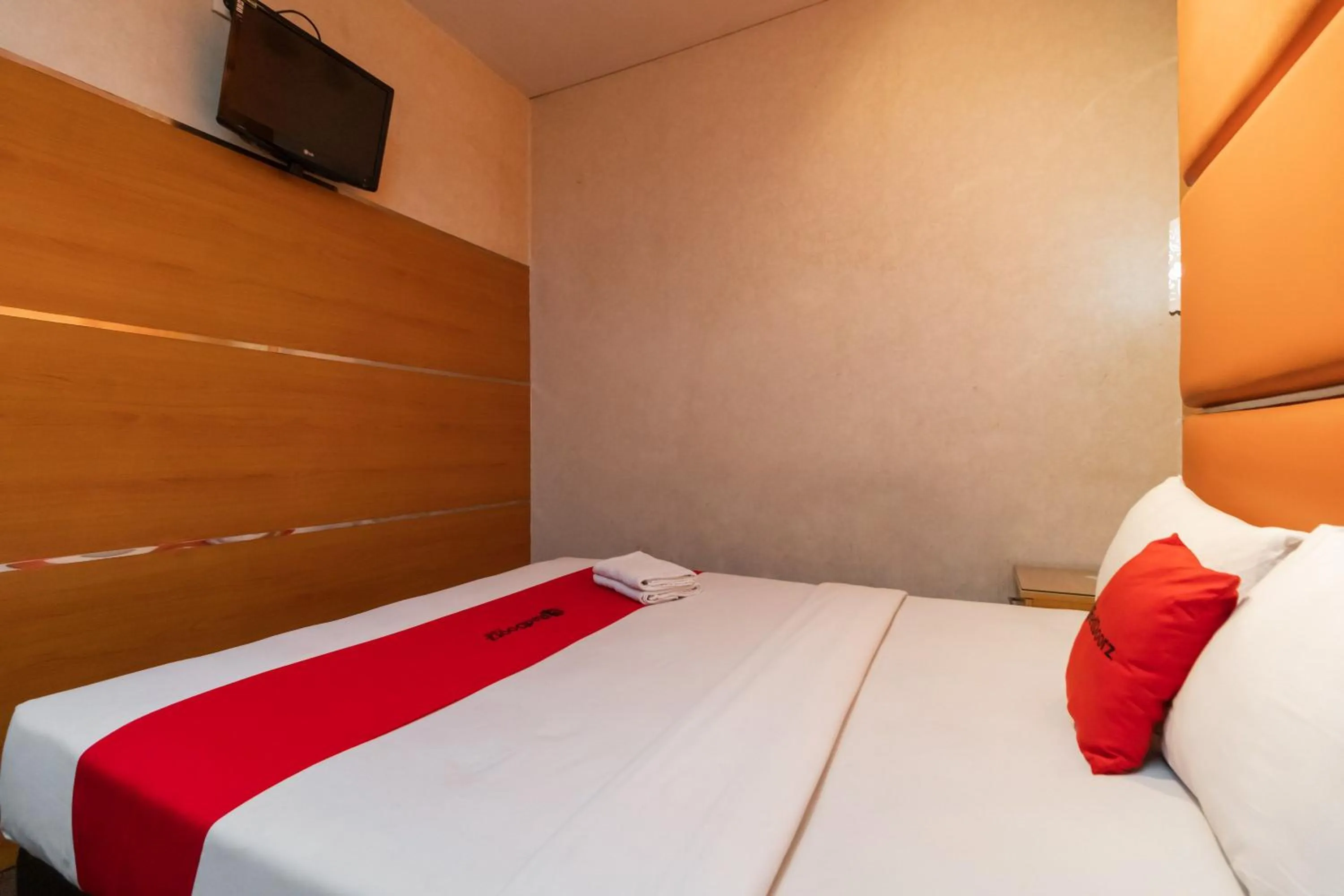 Bedroom, Bed in RedDoorz at Jalan Gunung Sahari