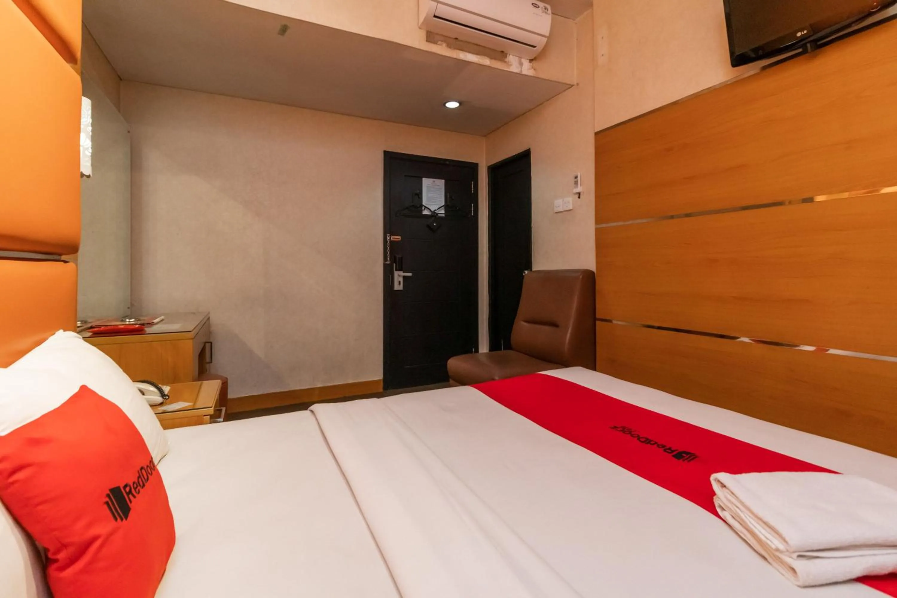 Bedroom, Bed in RedDoorz at Jalan Gunung Sahari