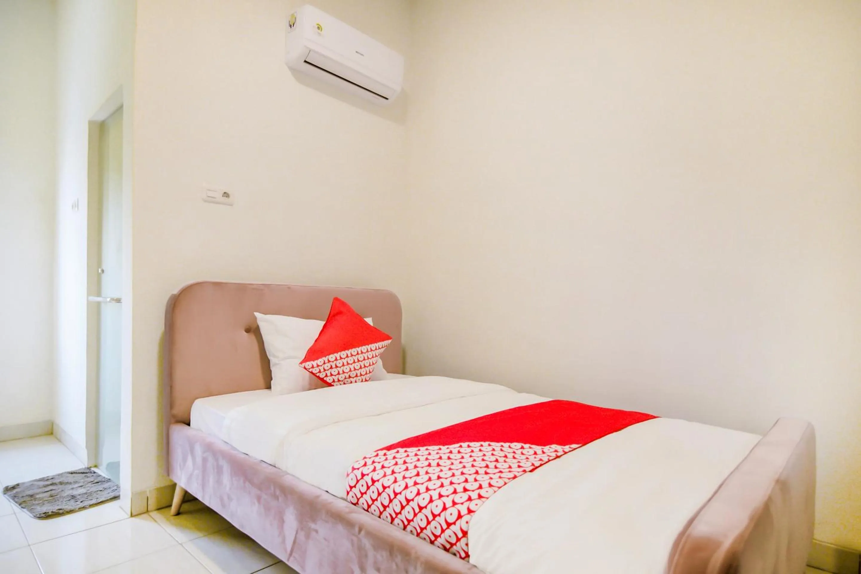 Bedroom in OYO 183 The Pipe House