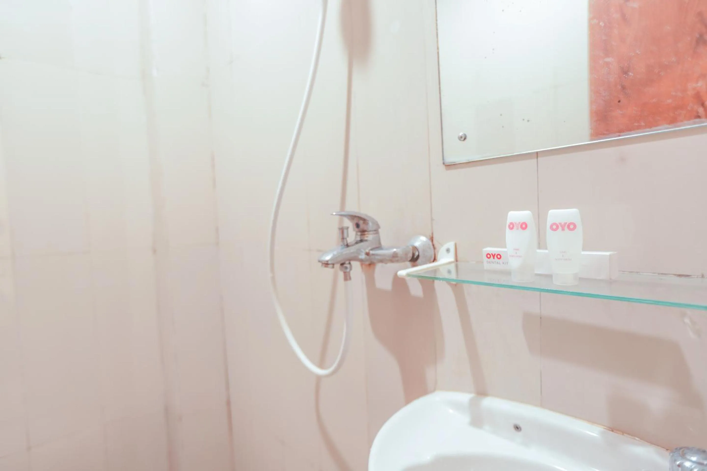 Bathroom in OYO 183 The Pipe House