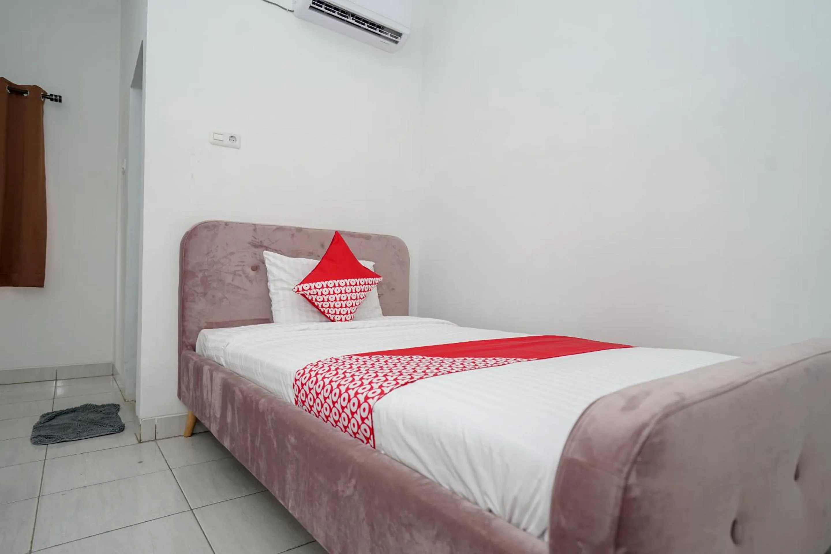 Bedroom in OYO 183 The Pipe House