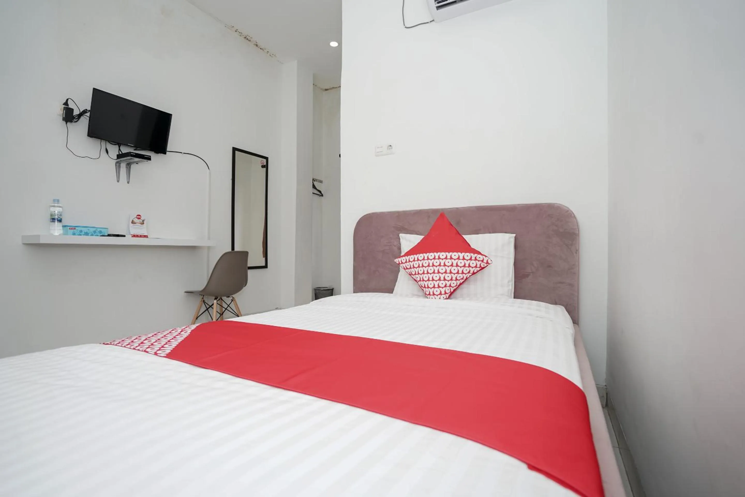 Bedroom, TV/Entertainment Center in OYO 183 The Pipe House