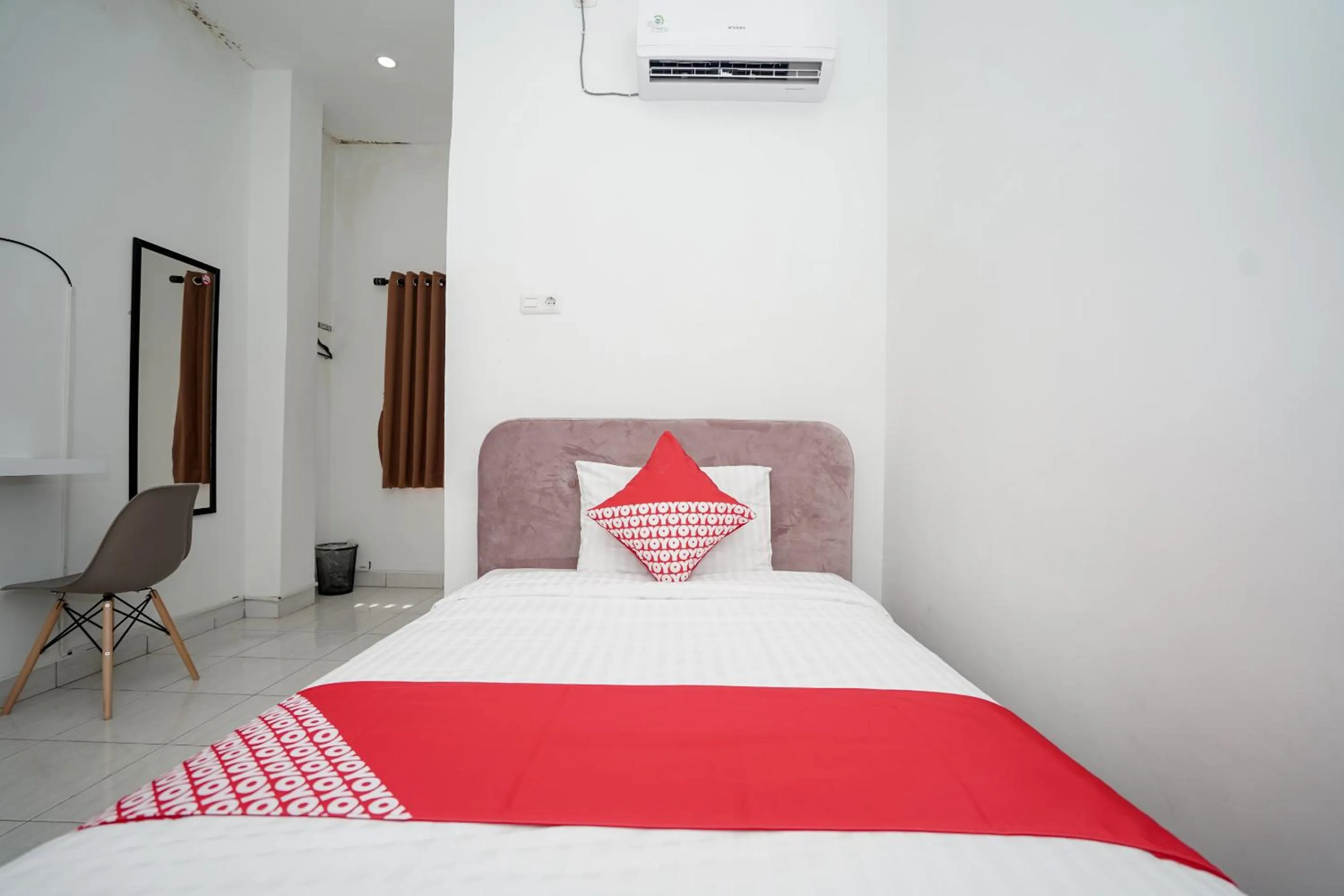 Bedroom in OYO 183 The Pipe House