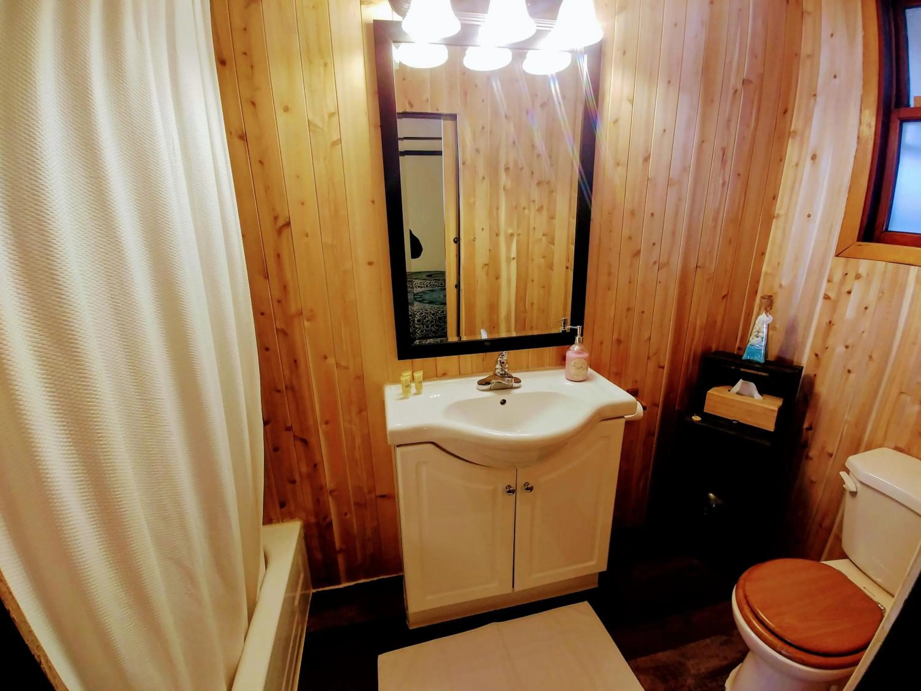 Dwight Riverside Inn