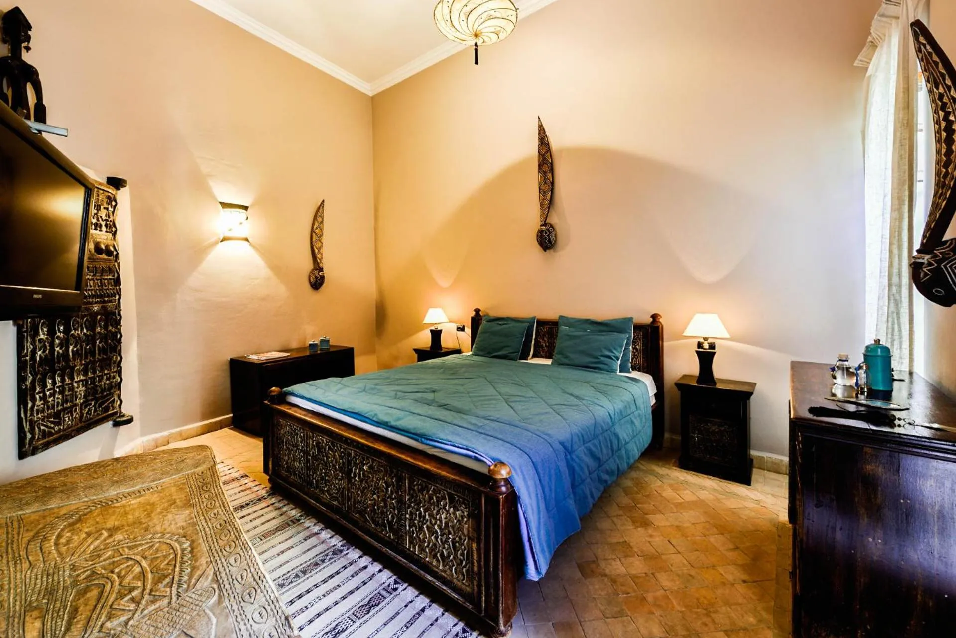 Photo of the whole room, Bed in Riad les Ammonites and Spa