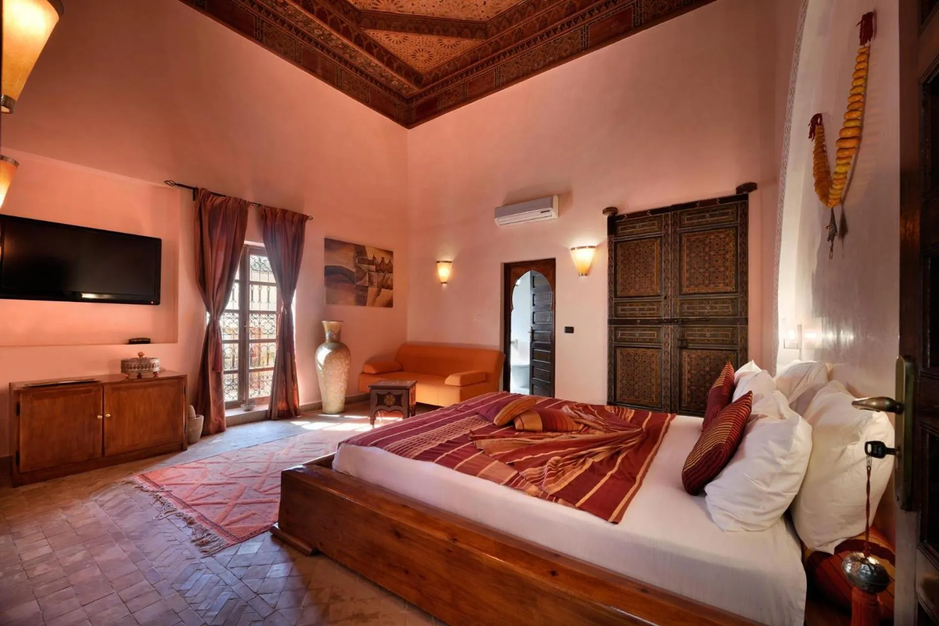 Photo of the whole room, Bed in Riad les Ammonites and Spa