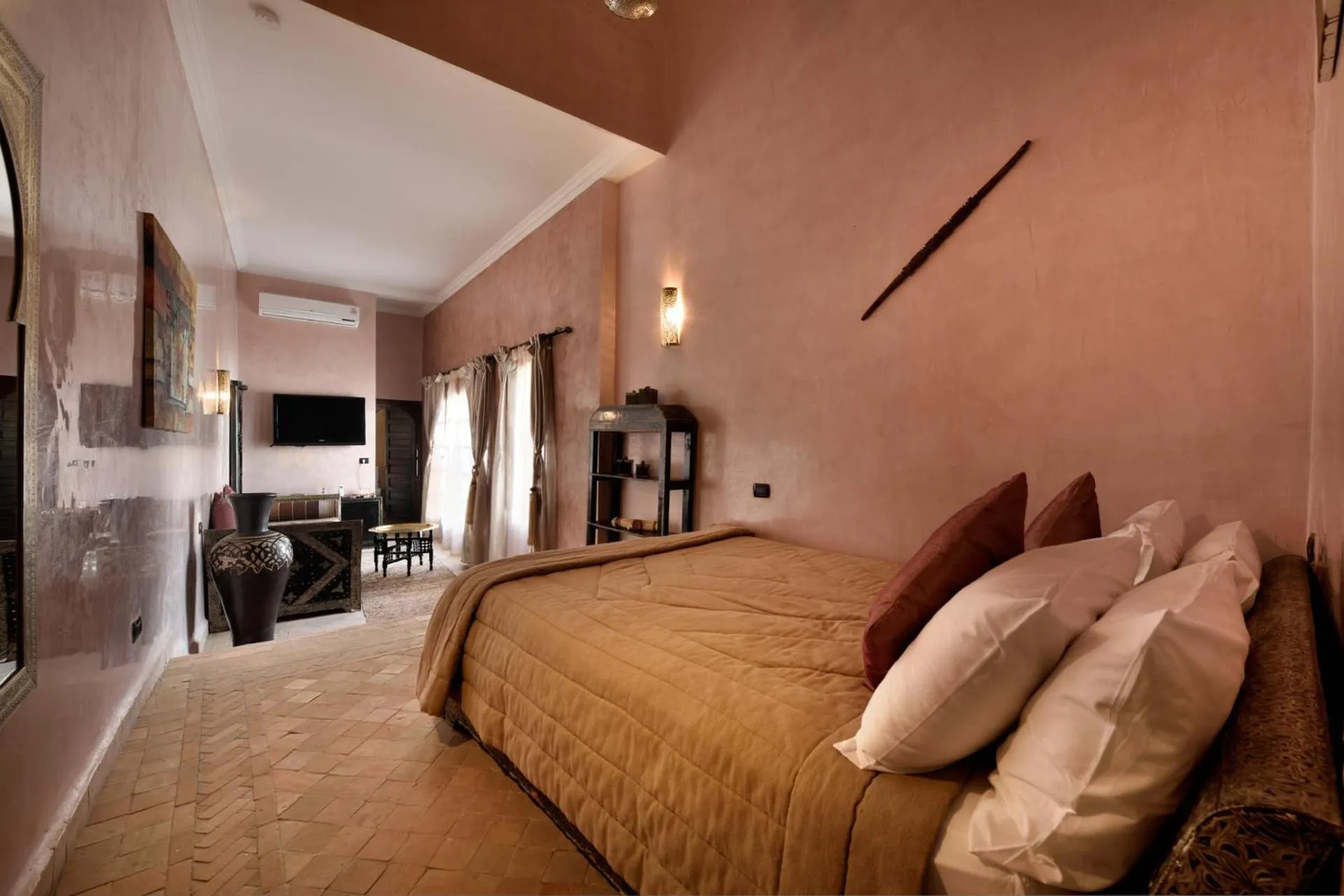 Photo of the whole room, Bed in Riad les Ammonites and Spa