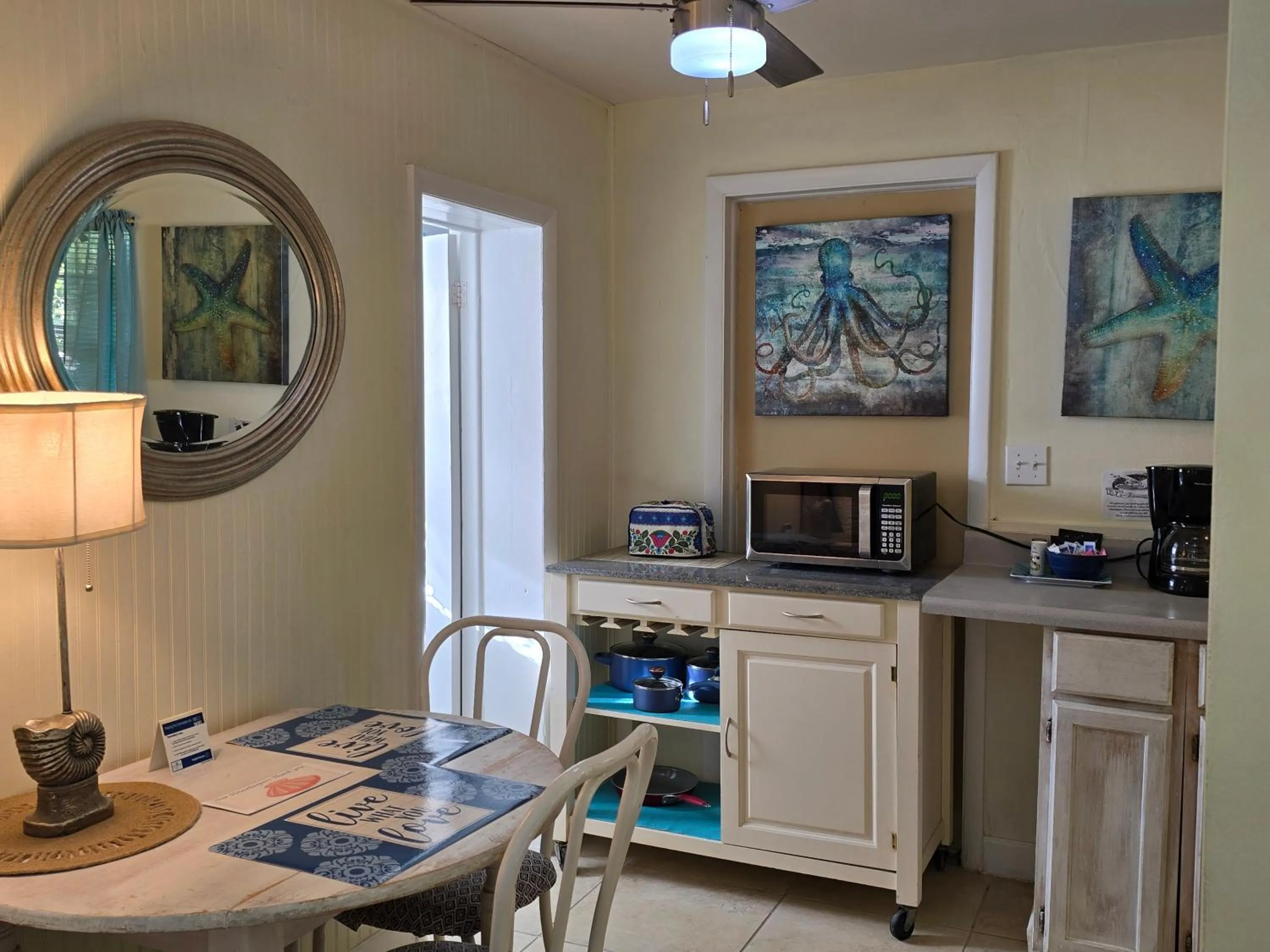 Dining area in Oceanfront Sea Scape Motel