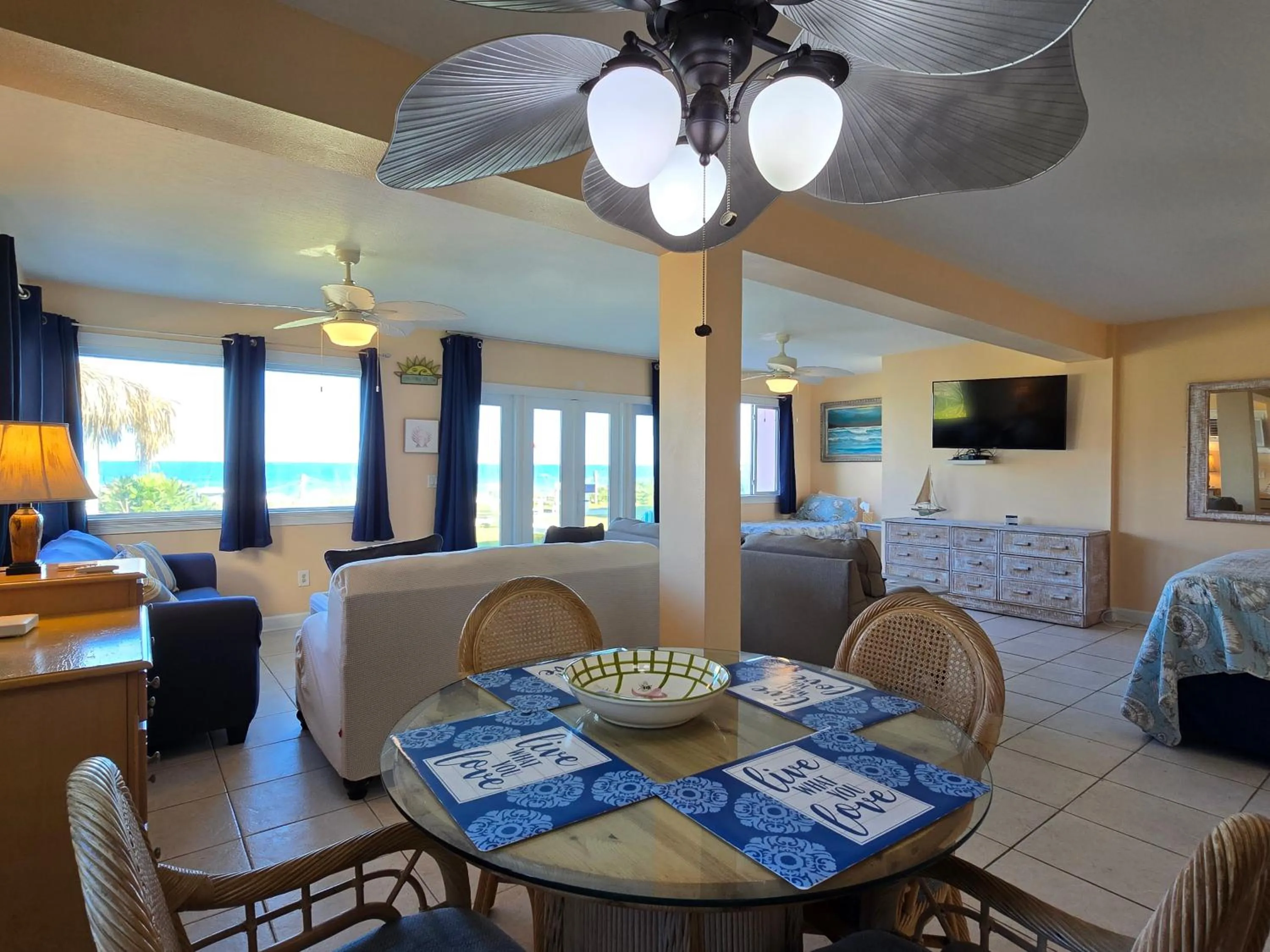 Dining area in Oceanfront Sea Scape Motel