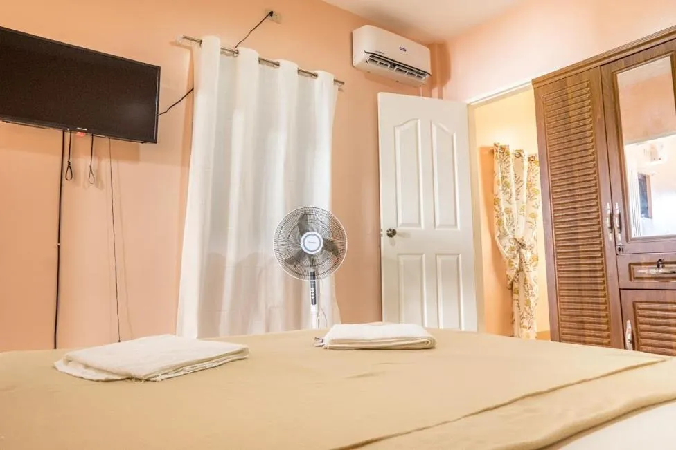 Bed in Kellocks' Seaview Apartelle