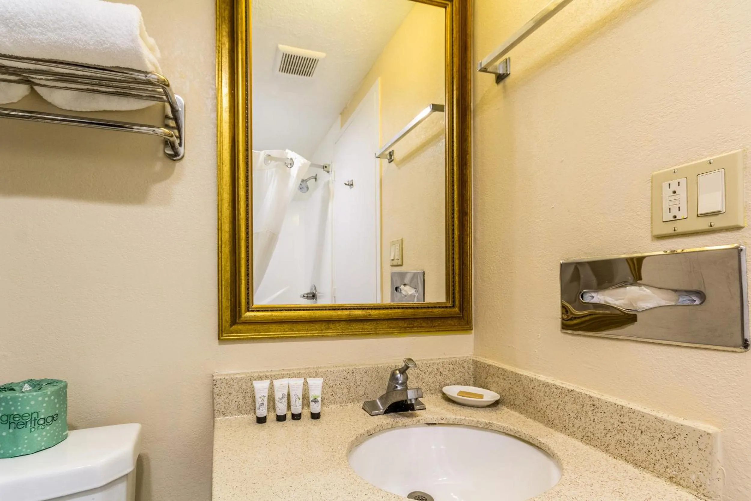 Bathroom in Countryside Suites Kansas City Independence I-70 East Sports Complex Hotel