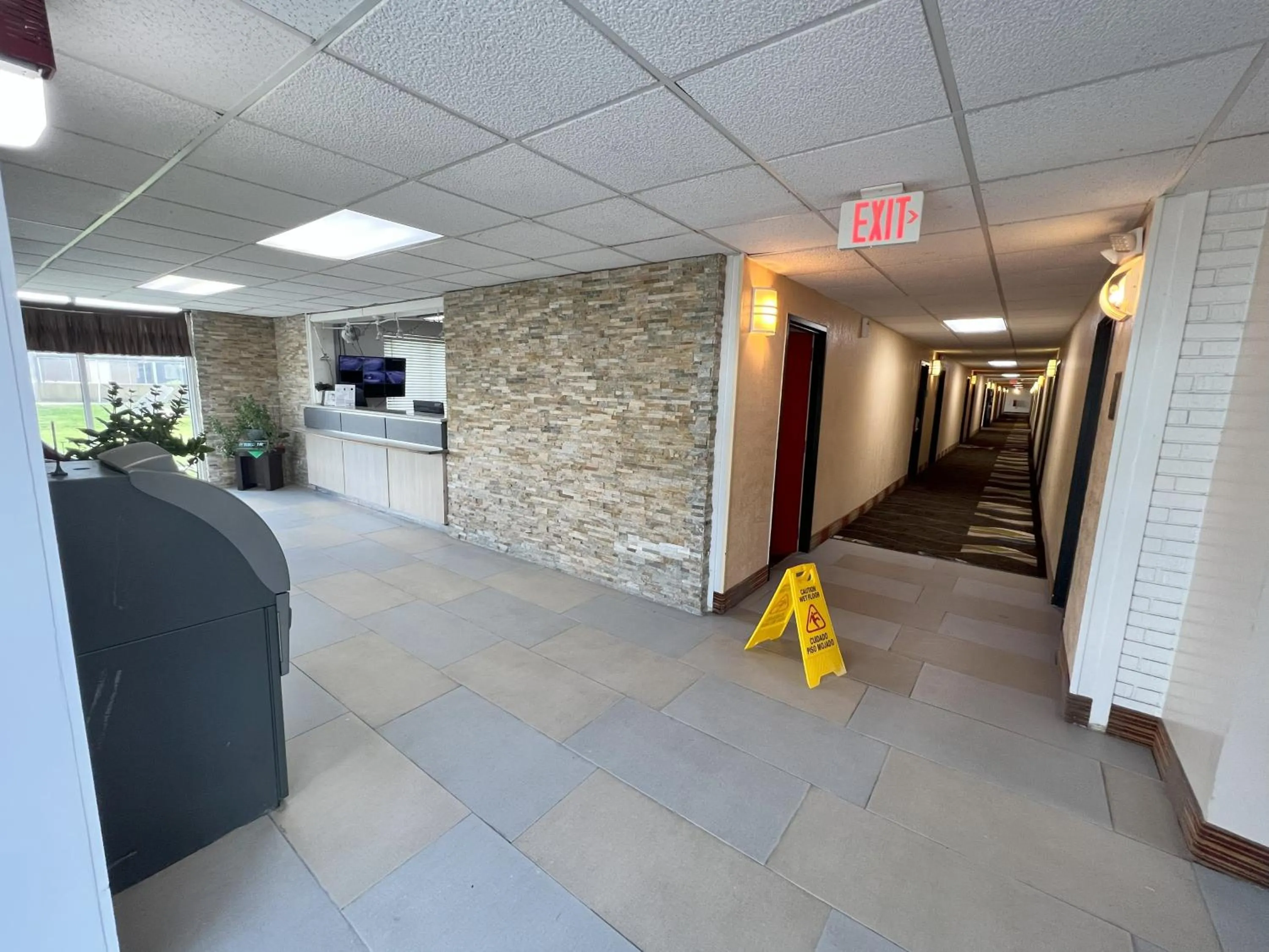 Evening entertainment in Countryside Suites Kansas City Independence I-70 East Sports Complex Hotel