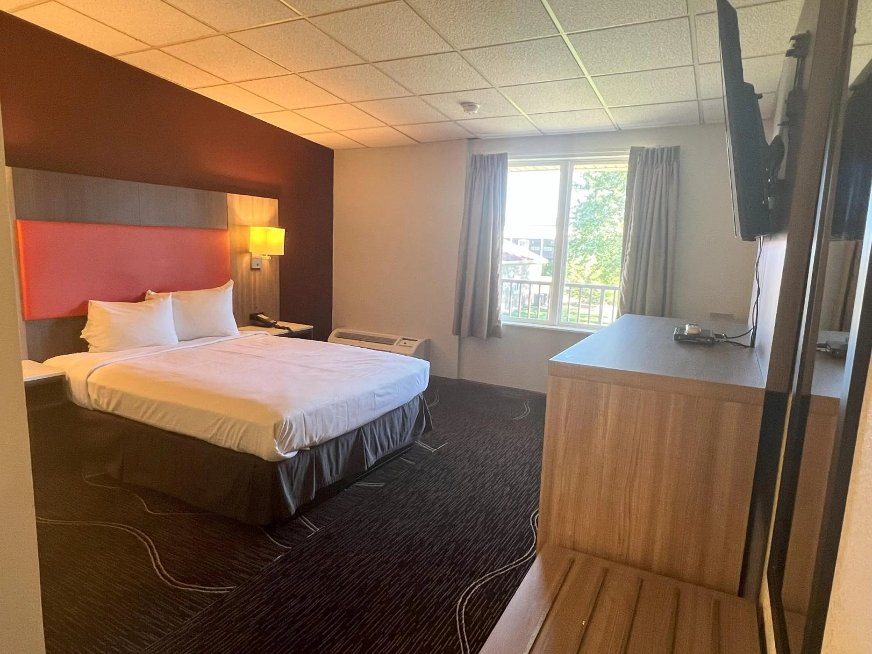 Bed in Countryside Suites Kansas City Independence I-70 East Sports Complex Hotel