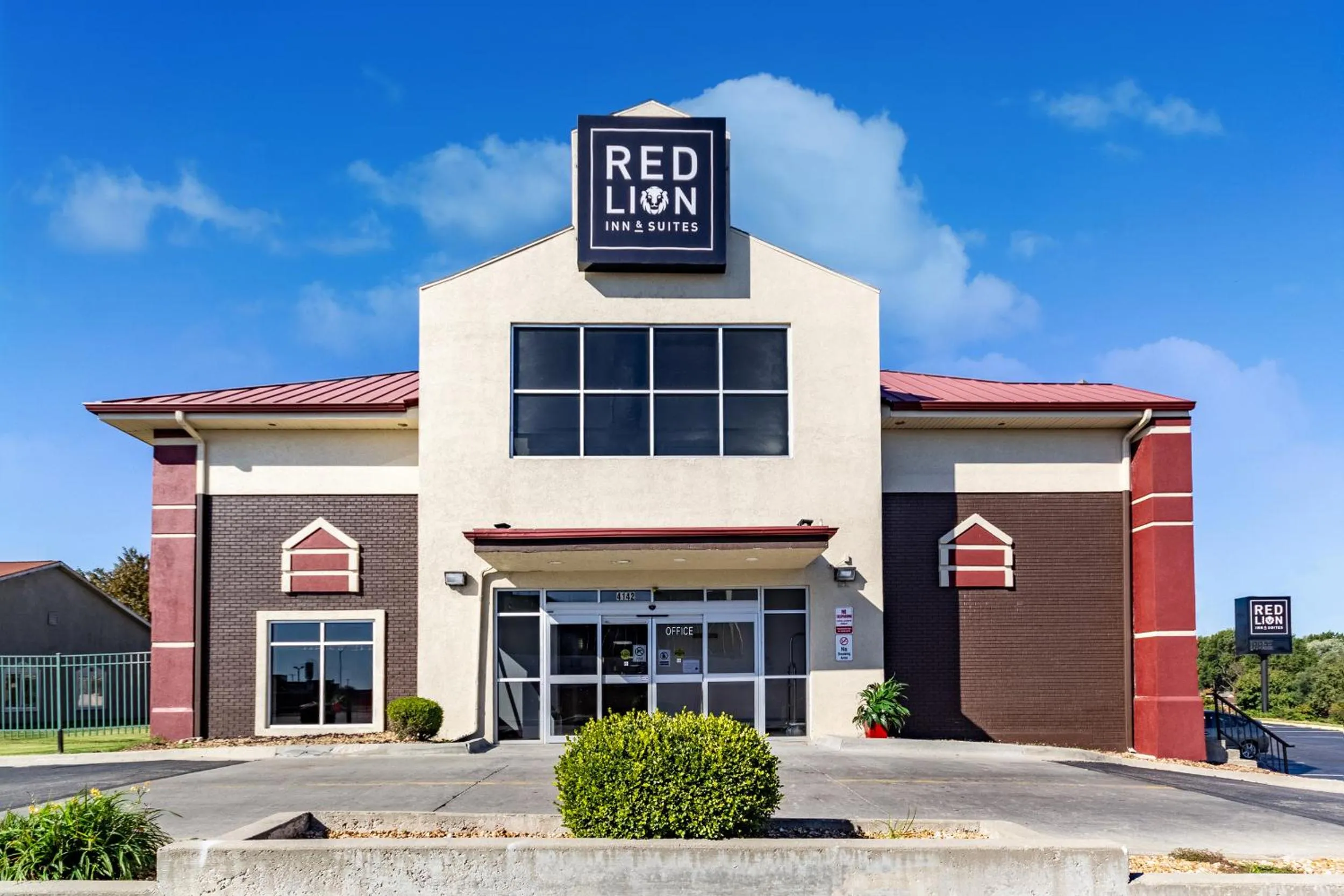 Property building in Countryside Suites Kansas City Independence I-70 East Sports Complex Hotel