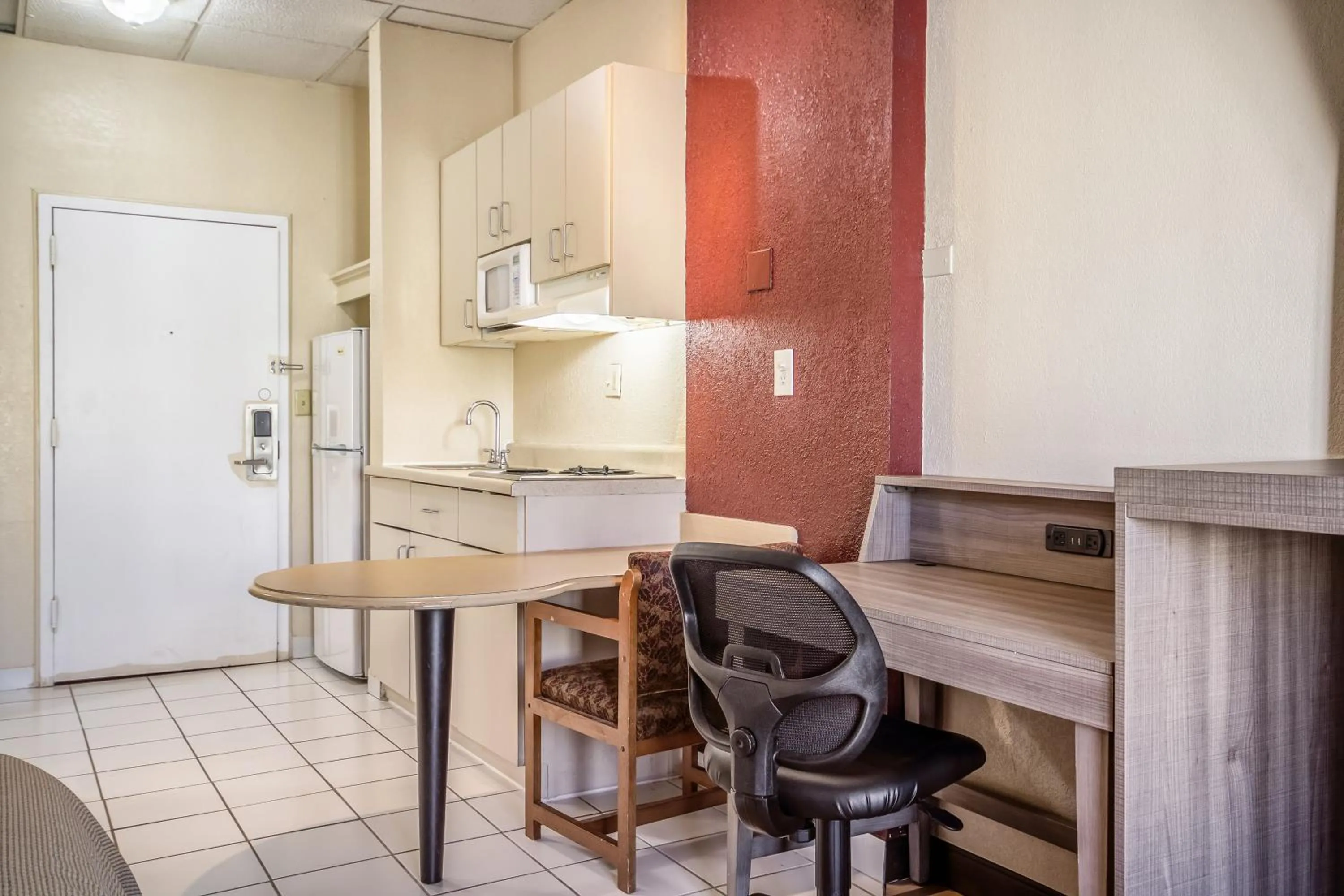 Kitchen or kitchenette in Countryside Suites Kansas City Independence I-70 East Sports Complex Hotel
