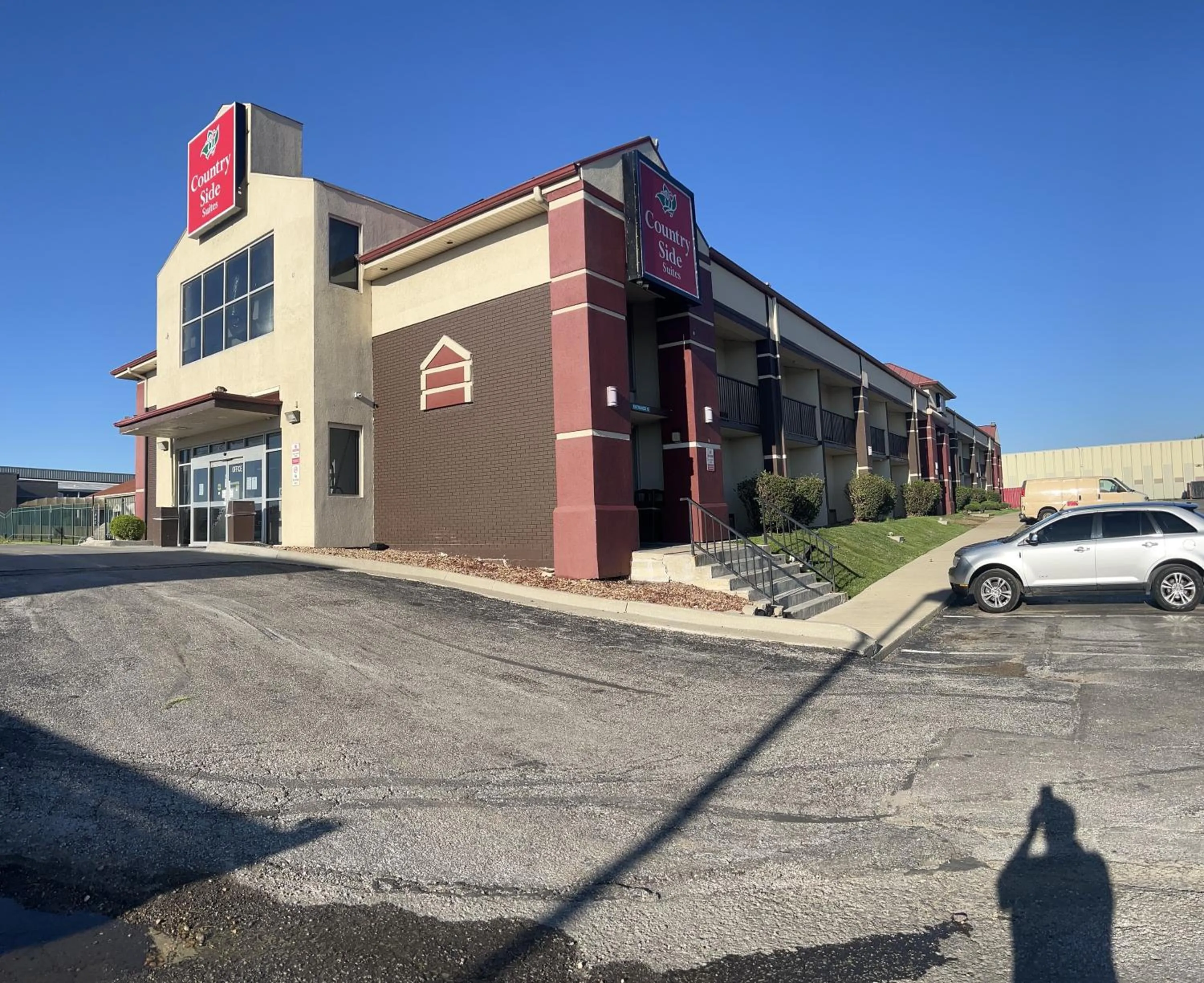 Property building in Countryside Suites Kansas City Independence I-70 East Sports Complex Hotel