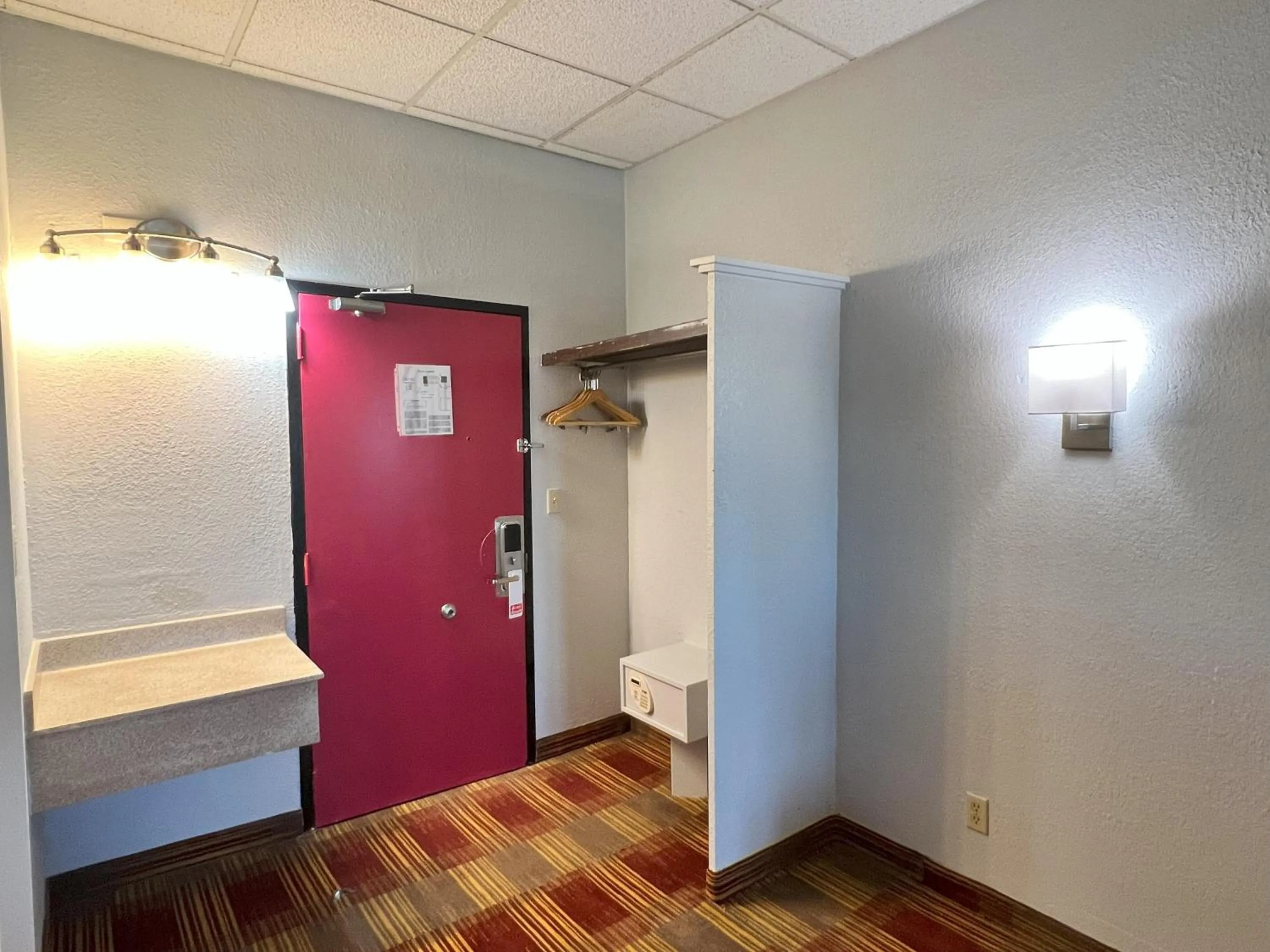 Bedroom in Countryside Suites Kansas City Independence I-70 East Sports Complex Hotel