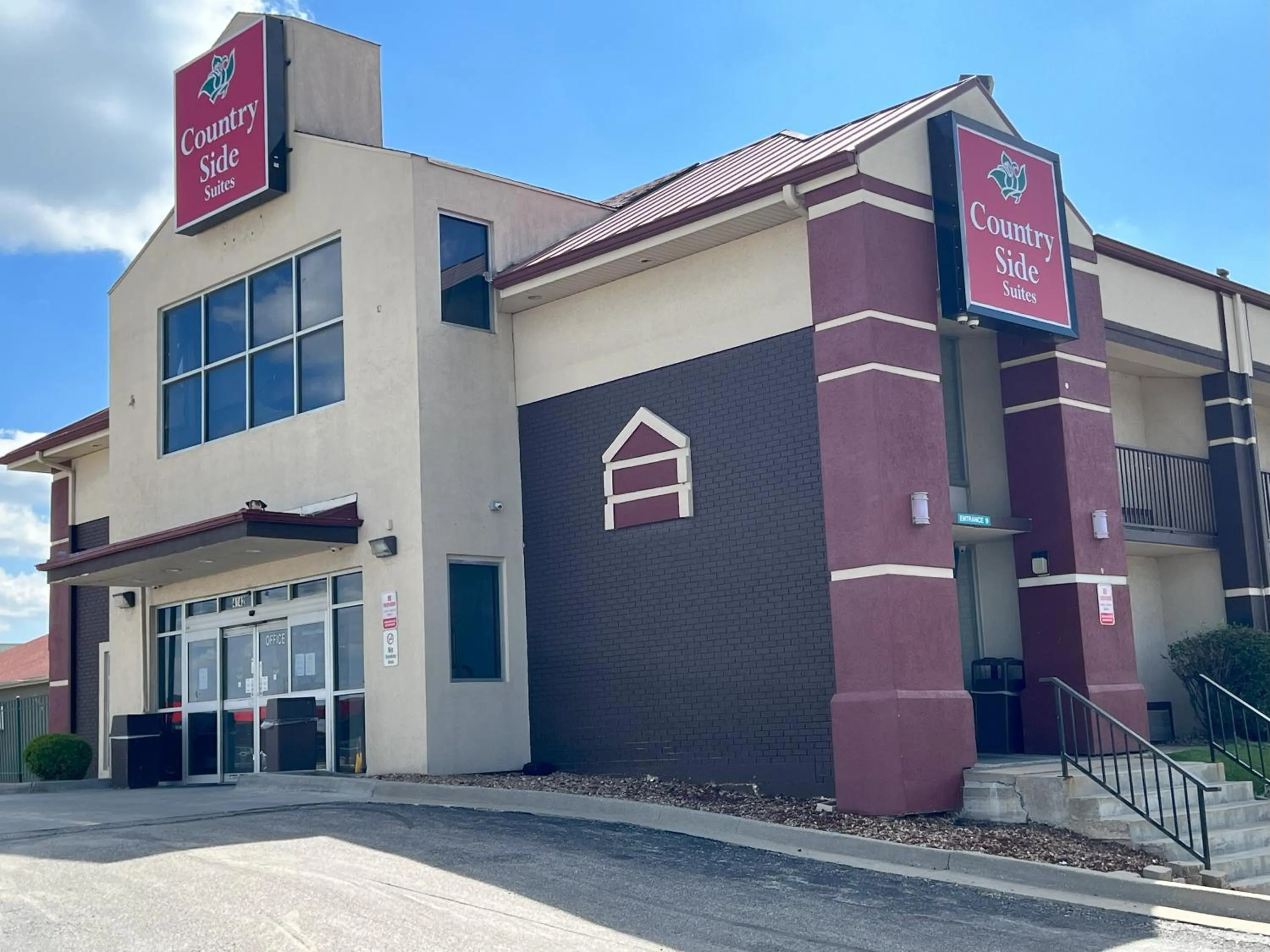 Property building in Countryside Suites Kansas City Independence I-70 East Sports Complex Hotel
