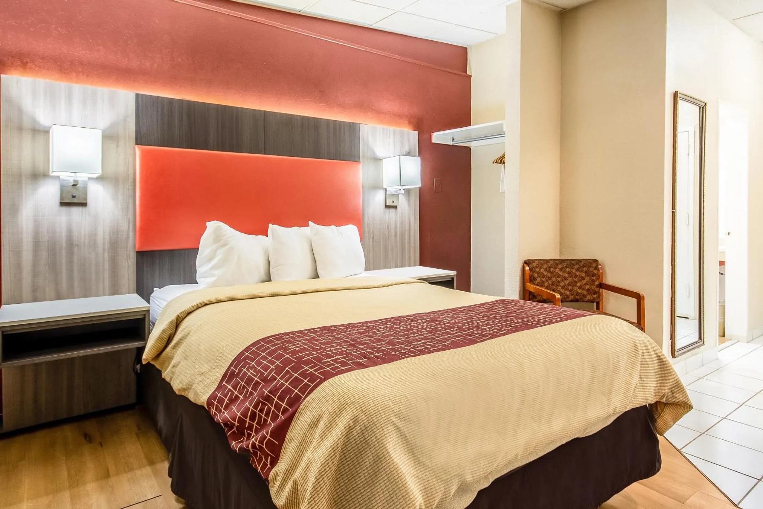 Bed in Countryside Suites Kansas City Independence I-70 East Sports Complex Hotel