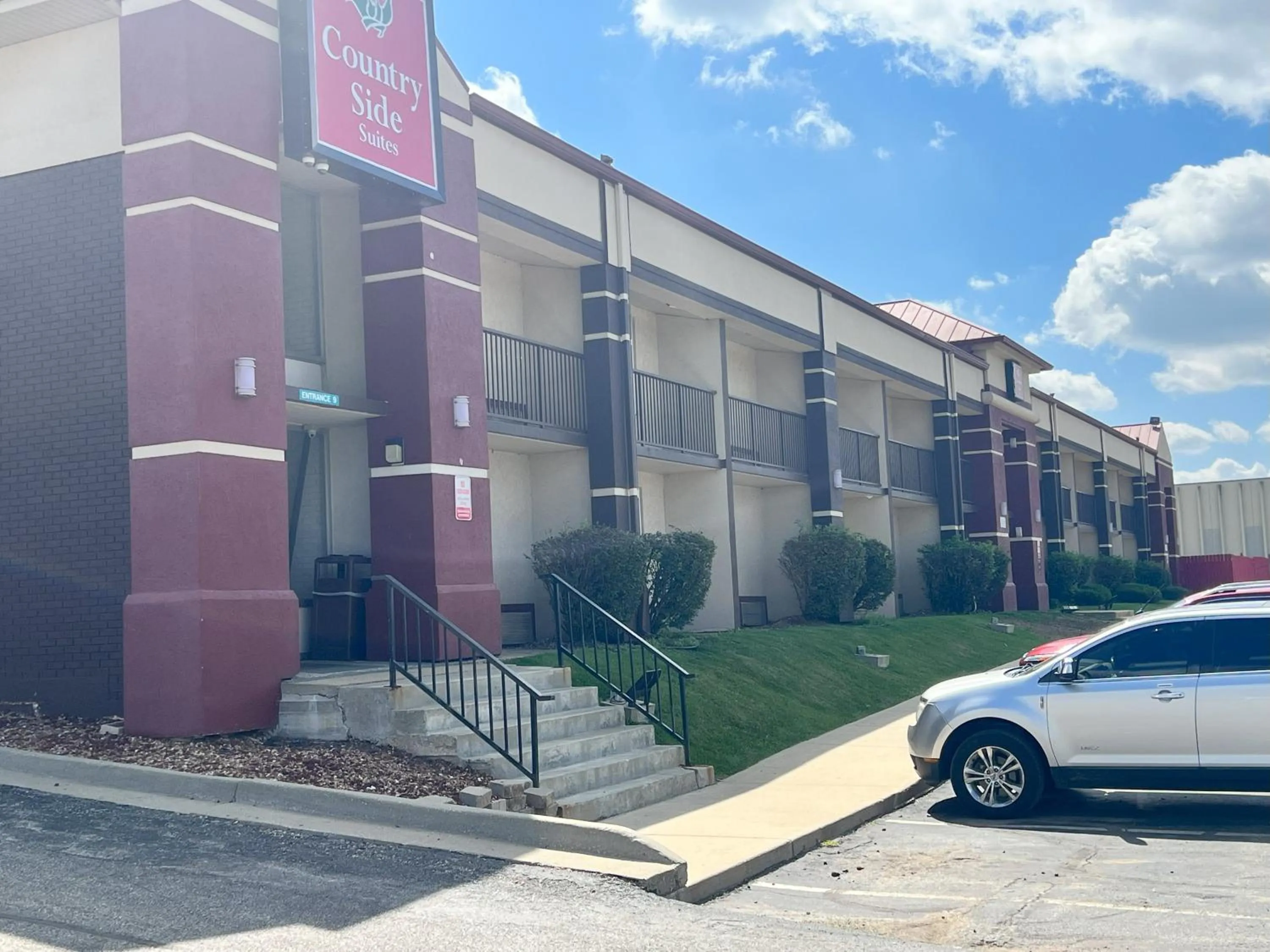 Property building in Countryside Suites Kansas City Independence I-70 East Sports Complex Hotel