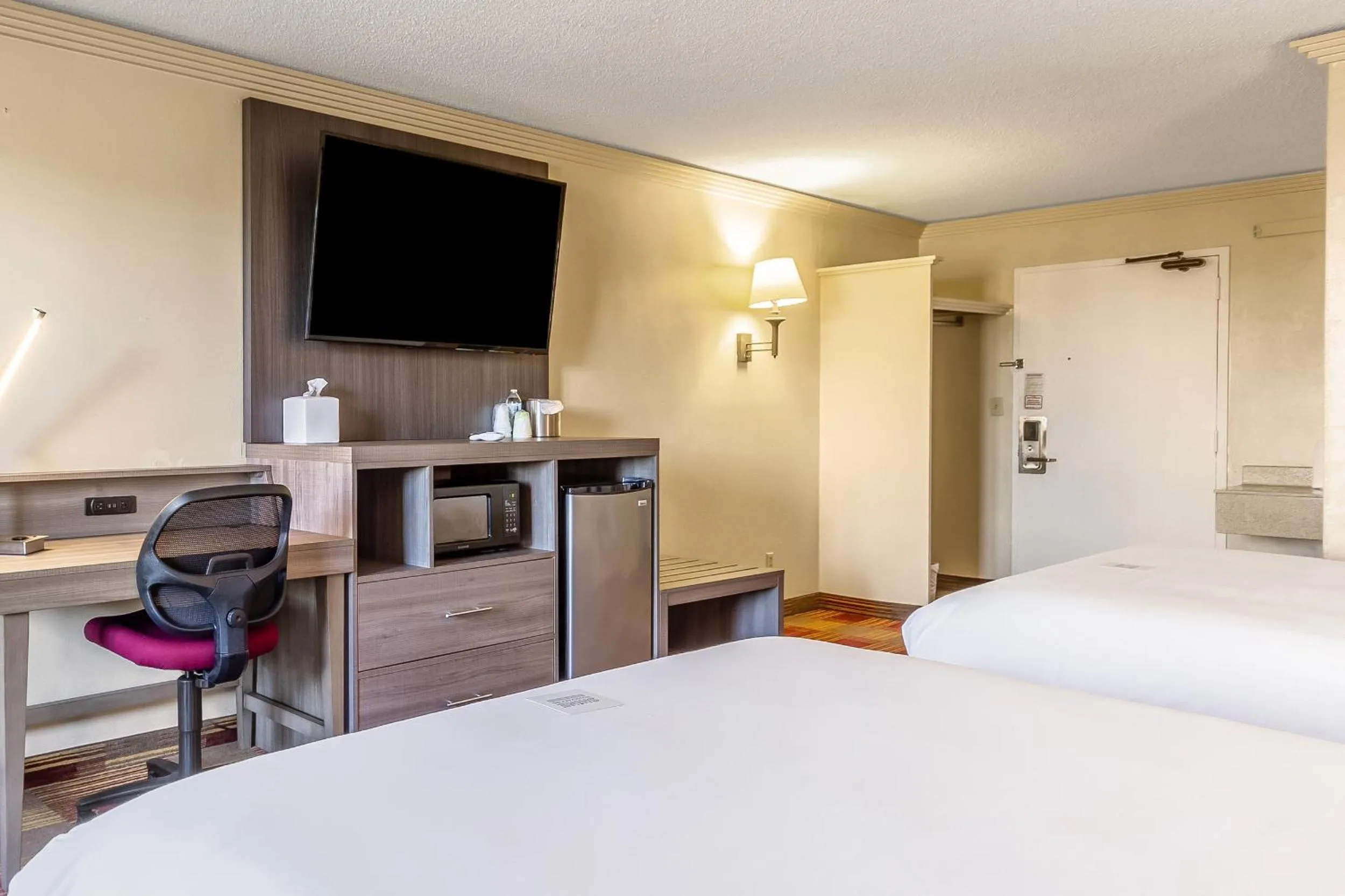 Communal lounge/ TV room, Bed in Countryside Suites Kansas City Independence I-70 East Sports Complex Hotel