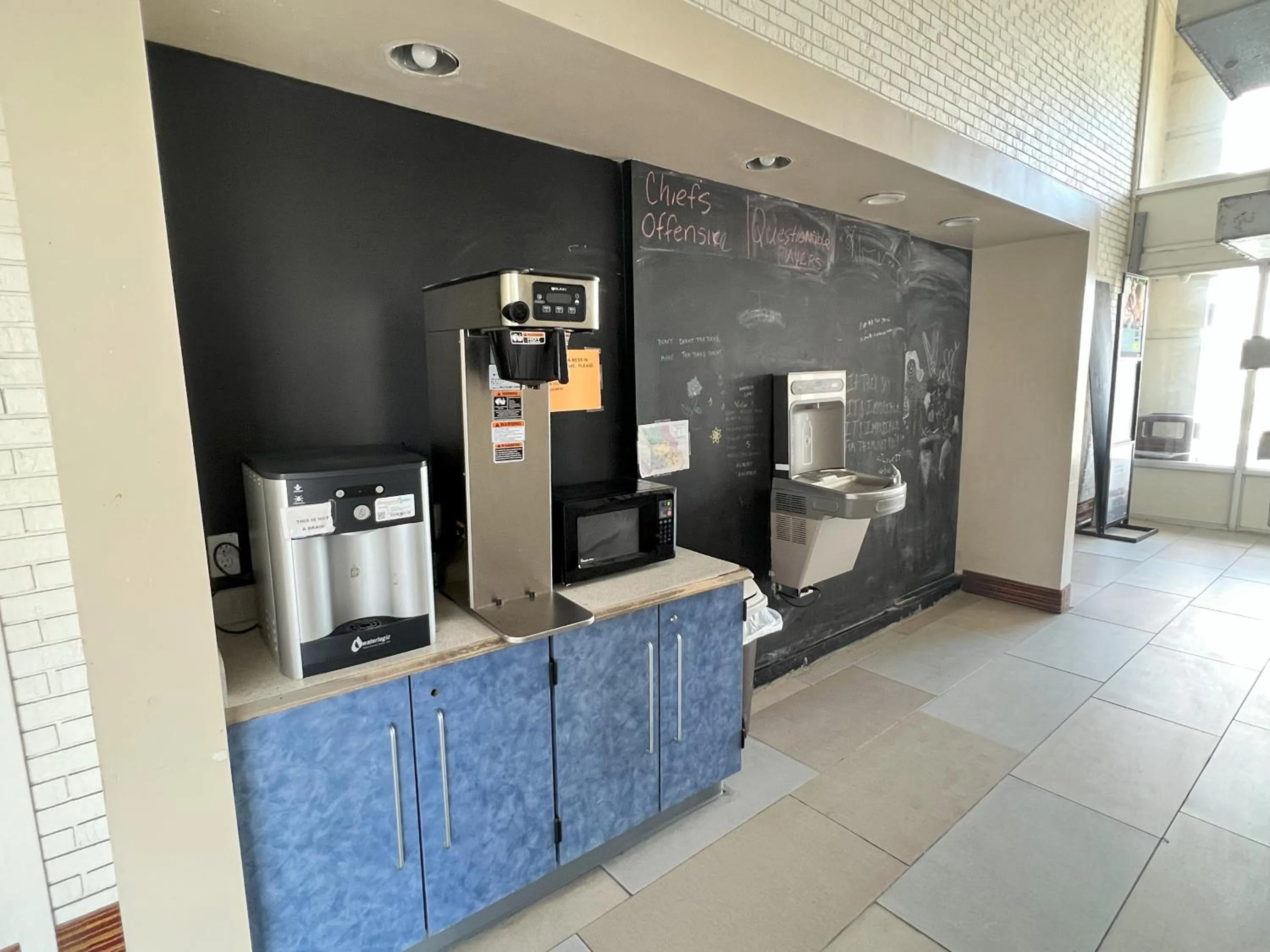 Coffee/tea facilities in Countryside Suites Kansas City Independence I-70 East Sports Complex Hotel