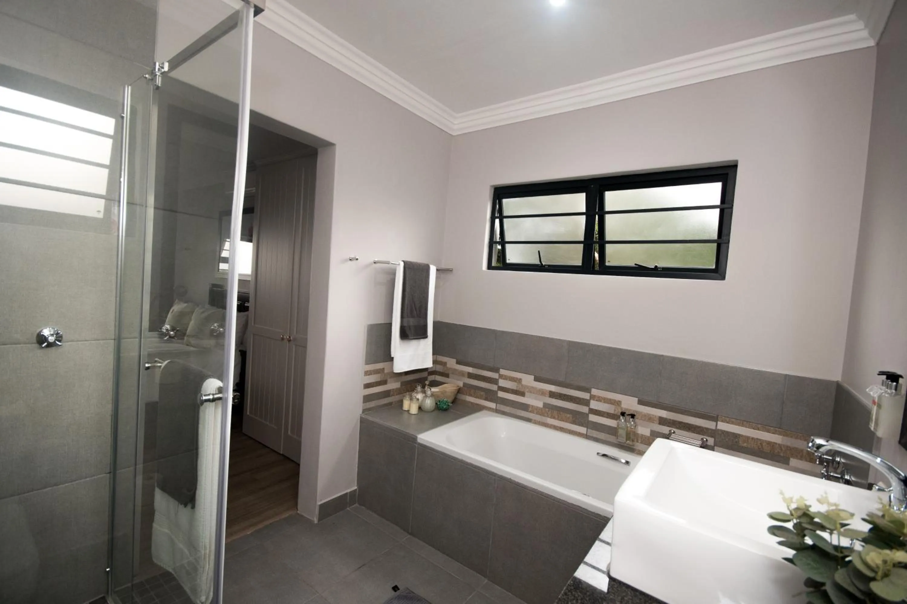 Shower, Bed in Hillside Guesthouse Umhlanga