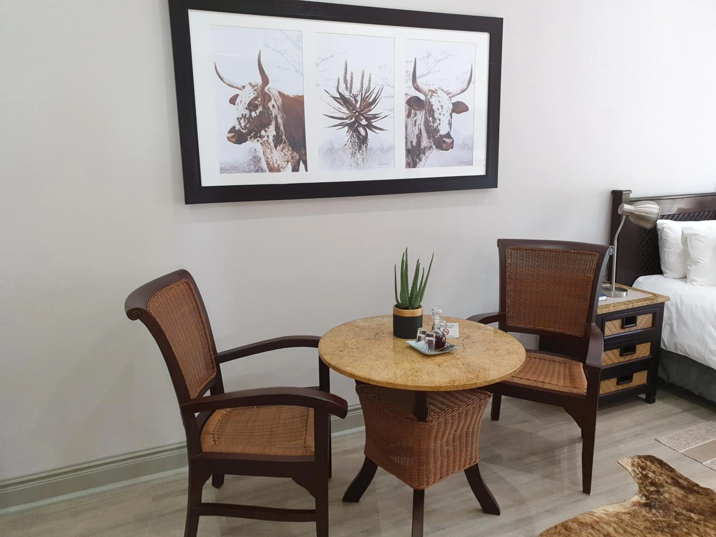 Seating area, Bed in Hillside Guesthouse Umhlanga