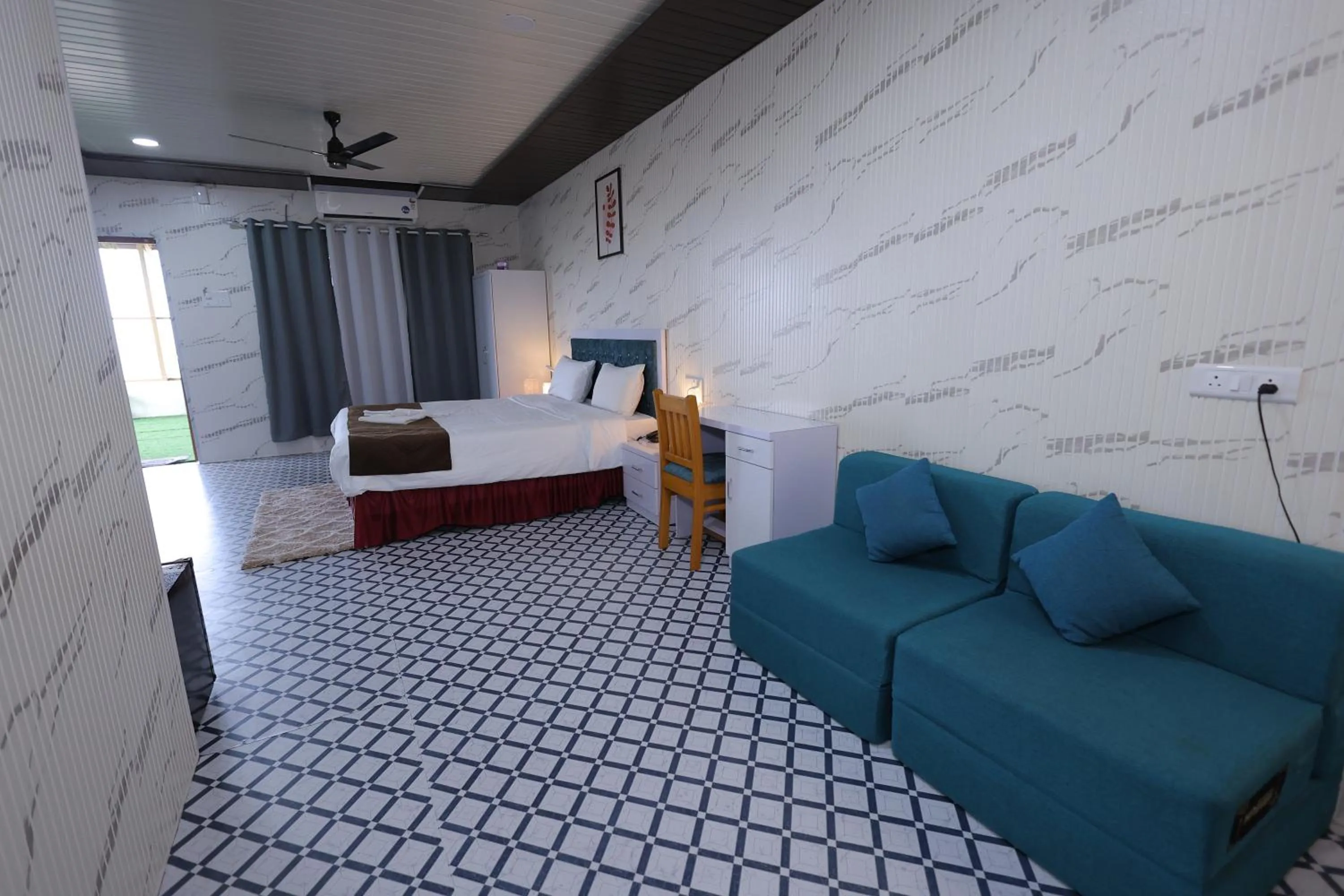 Seating area, Bed in Mango Valley Resort Ganpatipule