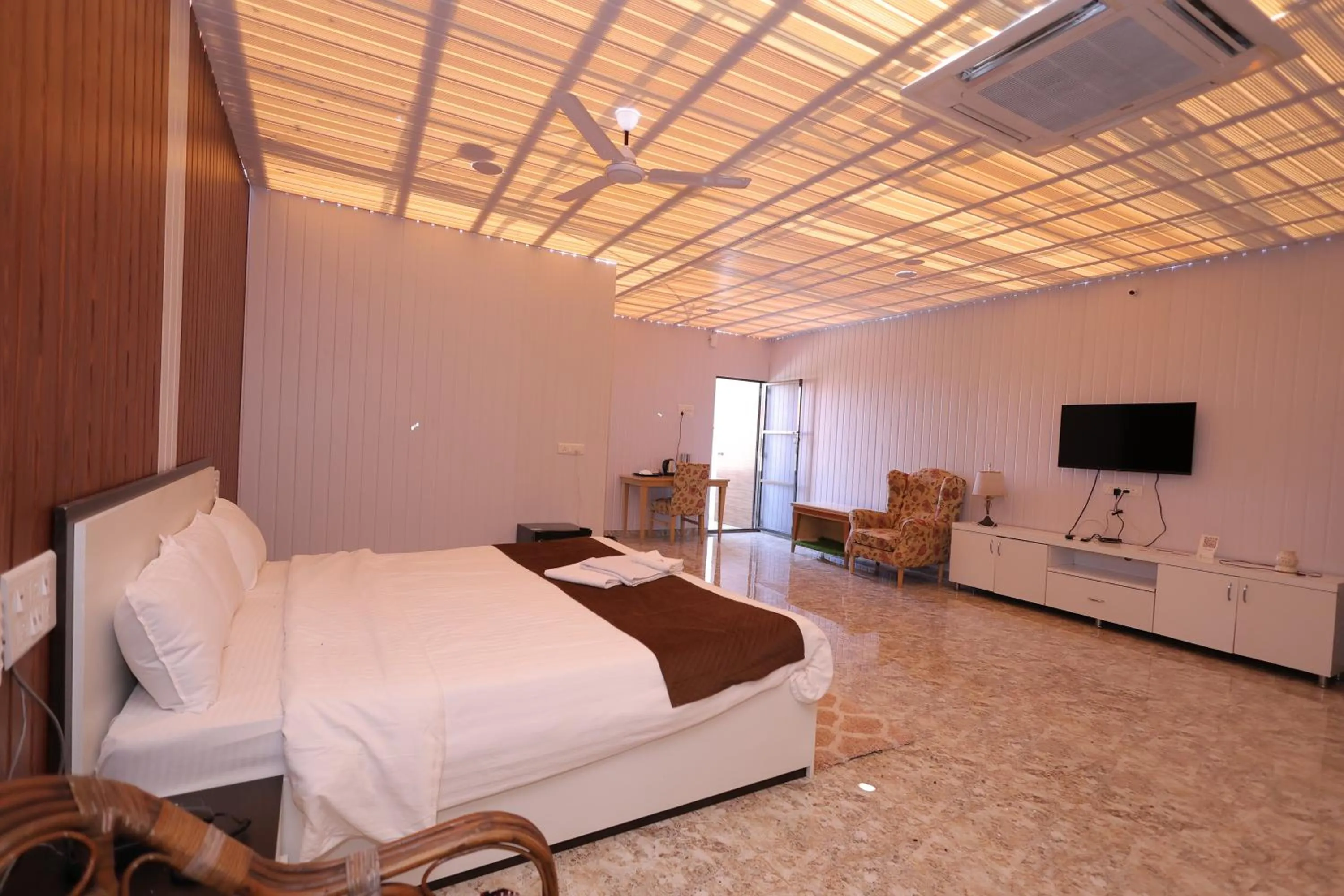 Bed in Mango Valley Resort Ganpatipule