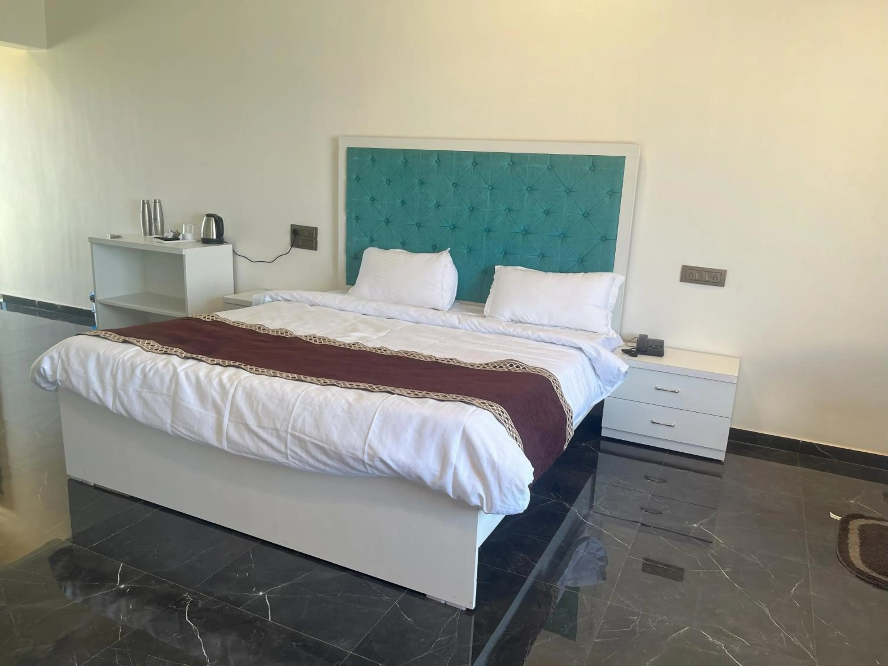 Bed in Mango Valley Resort Ganpatipule