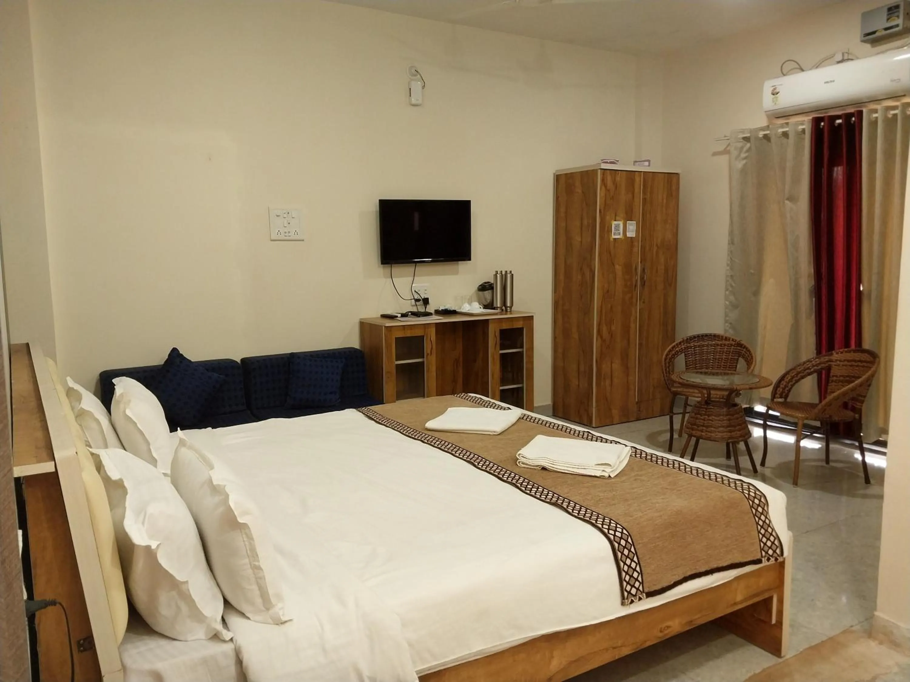 Bed in Mango Valley Resort Ganpatipule